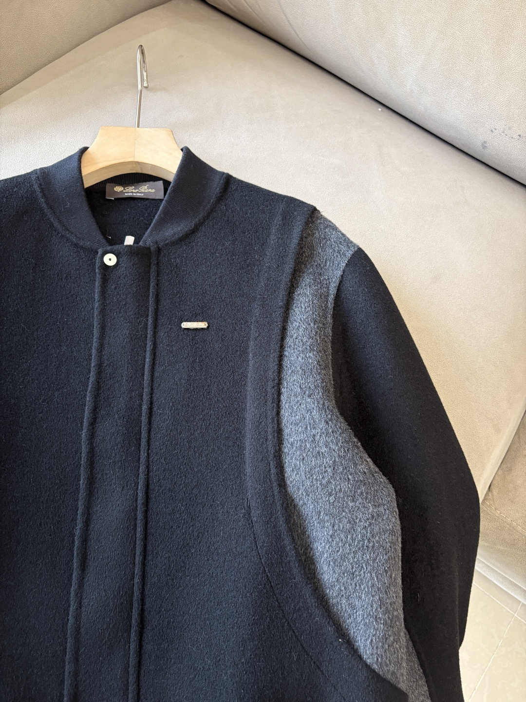 。 L%羊毛大衣：演绎冬日的优雅与温暖】冬日的风，带着凛冽与寒意，却也吹来了时尚的契机。当经典的人字纹邂