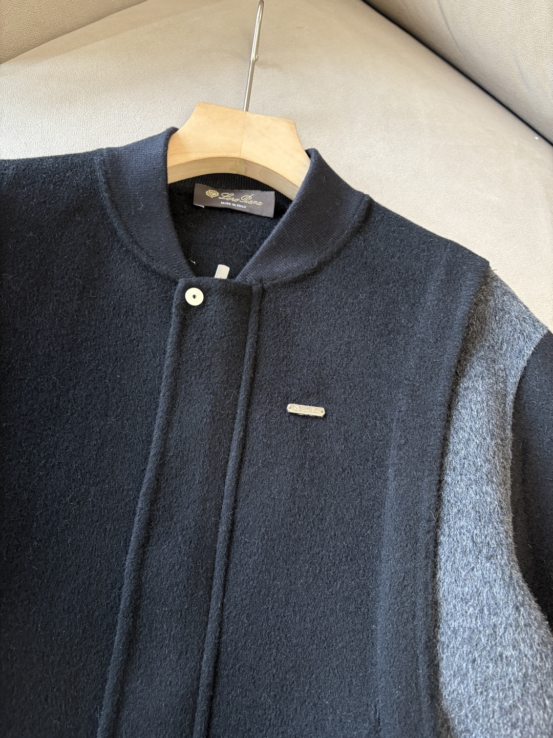 。 L%羊毛大衣：演绎冬日的优雅与温暖】冬日的风，带着凛冽与寒意，却也吹来了时尚的契机。当经典的人字纹邂