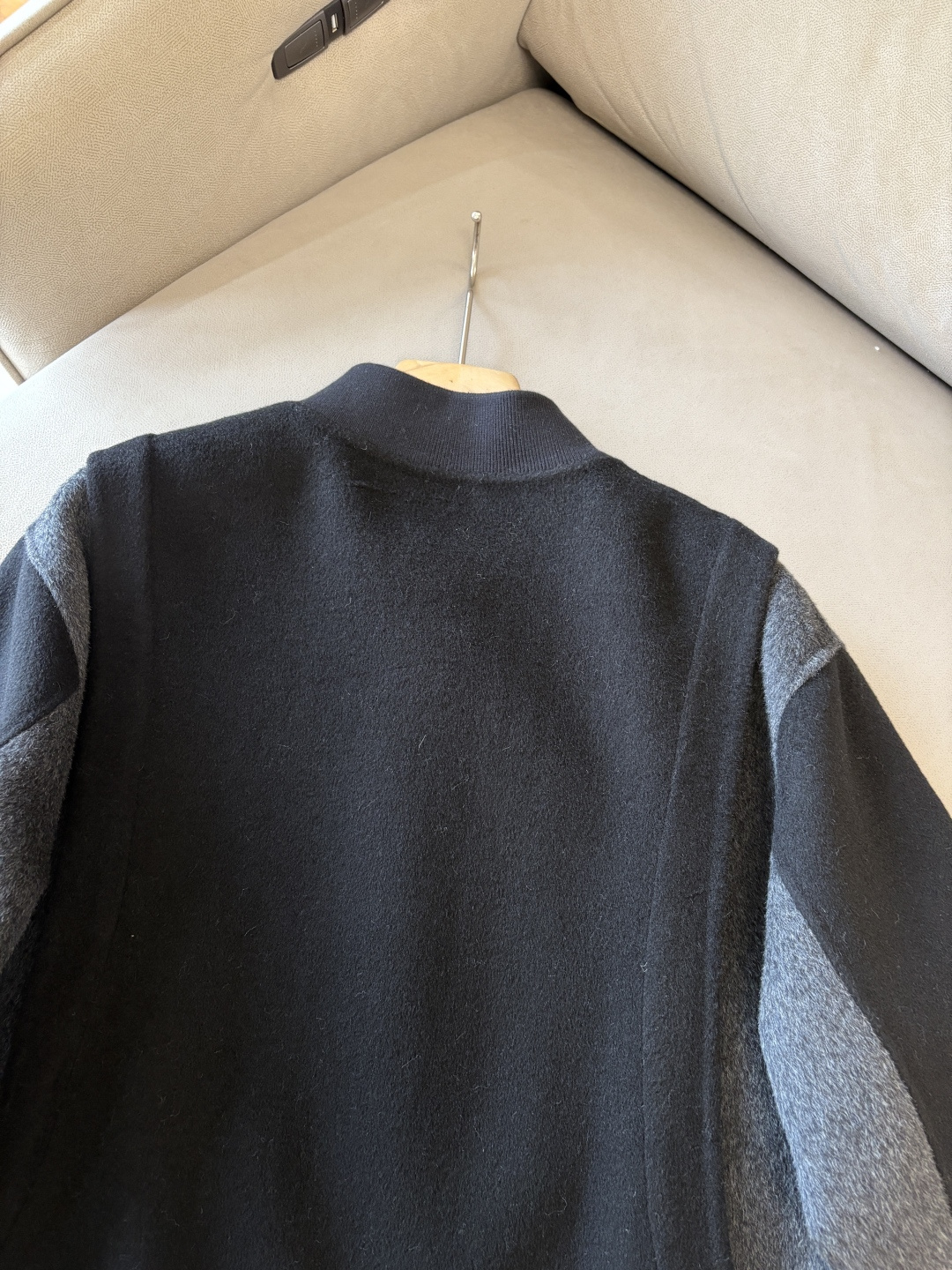 。 L%羊毛大衣：演绎冬日的优雅与温暖】冬日的风，带着凛冽与寒意，却也吹来了时尚的契机。当经典的人字纹邂