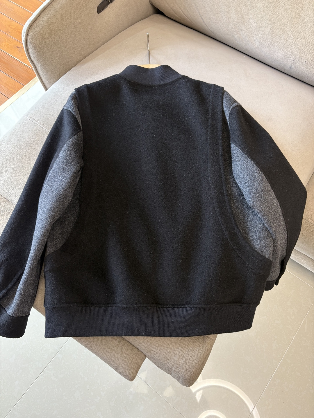 。 L%羊毛大衣：演绎冬日的优雅与温暖】冬日的风，带着凛冽与寒意，却也吹来了时尚的契机。当经典的人字纹邂