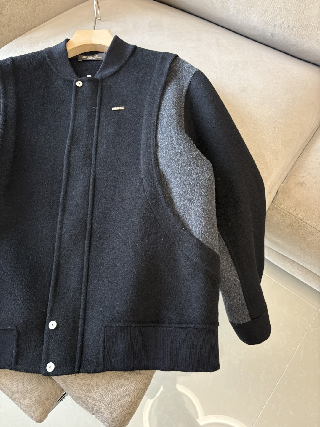 。 L%羊毛大衣：演绎冬日的优雅与温暖】冬日的风，带着凛冽与寒意，却也吹来了时尚的契机。当经典的人字纹邂