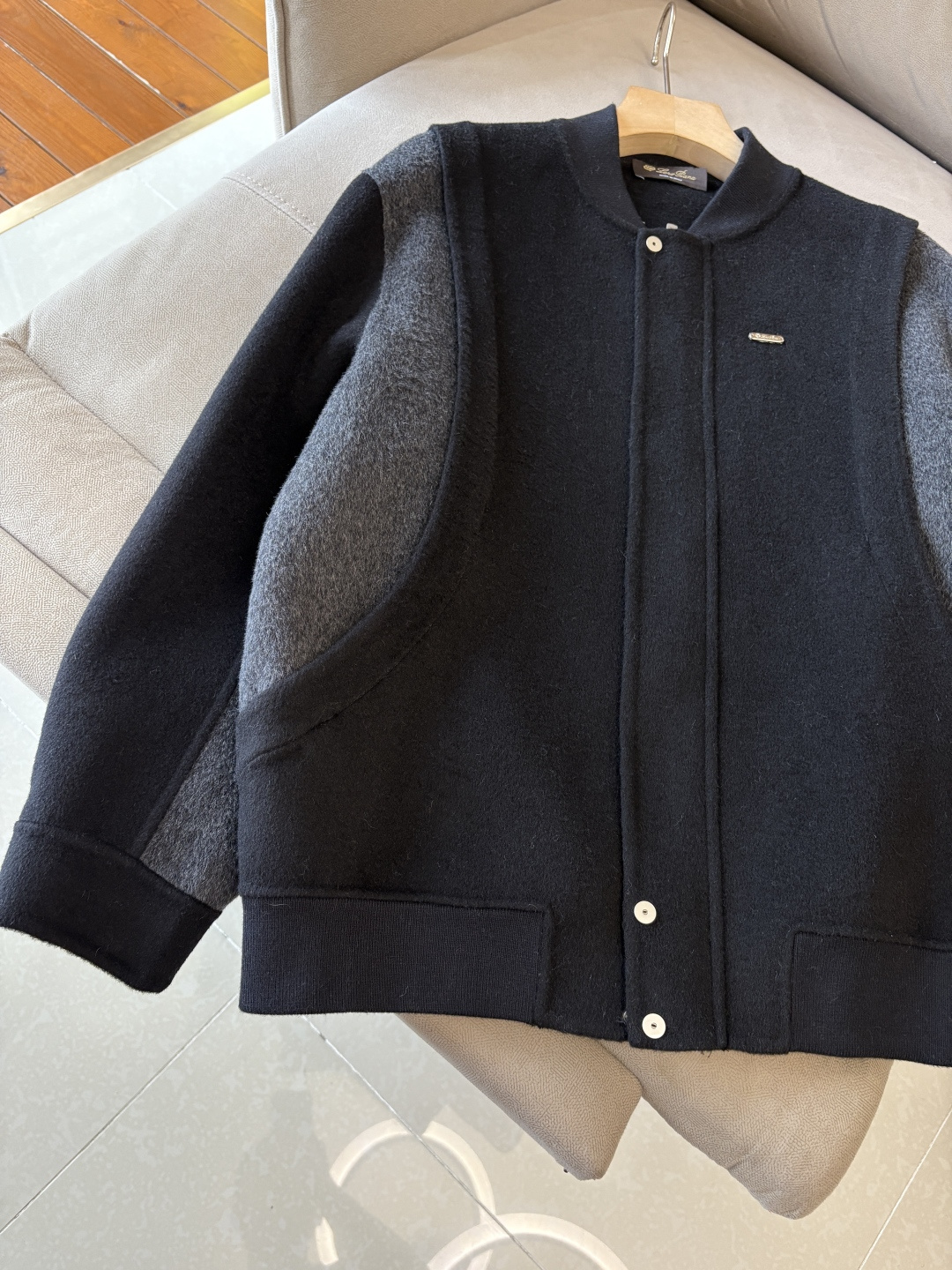 。 L%羊毛大衣：演绎冬日的优雅与温暖】冬日的风，带着凛冽与寒意，却也吹来了时尚的契机。当经典的人字纹邂