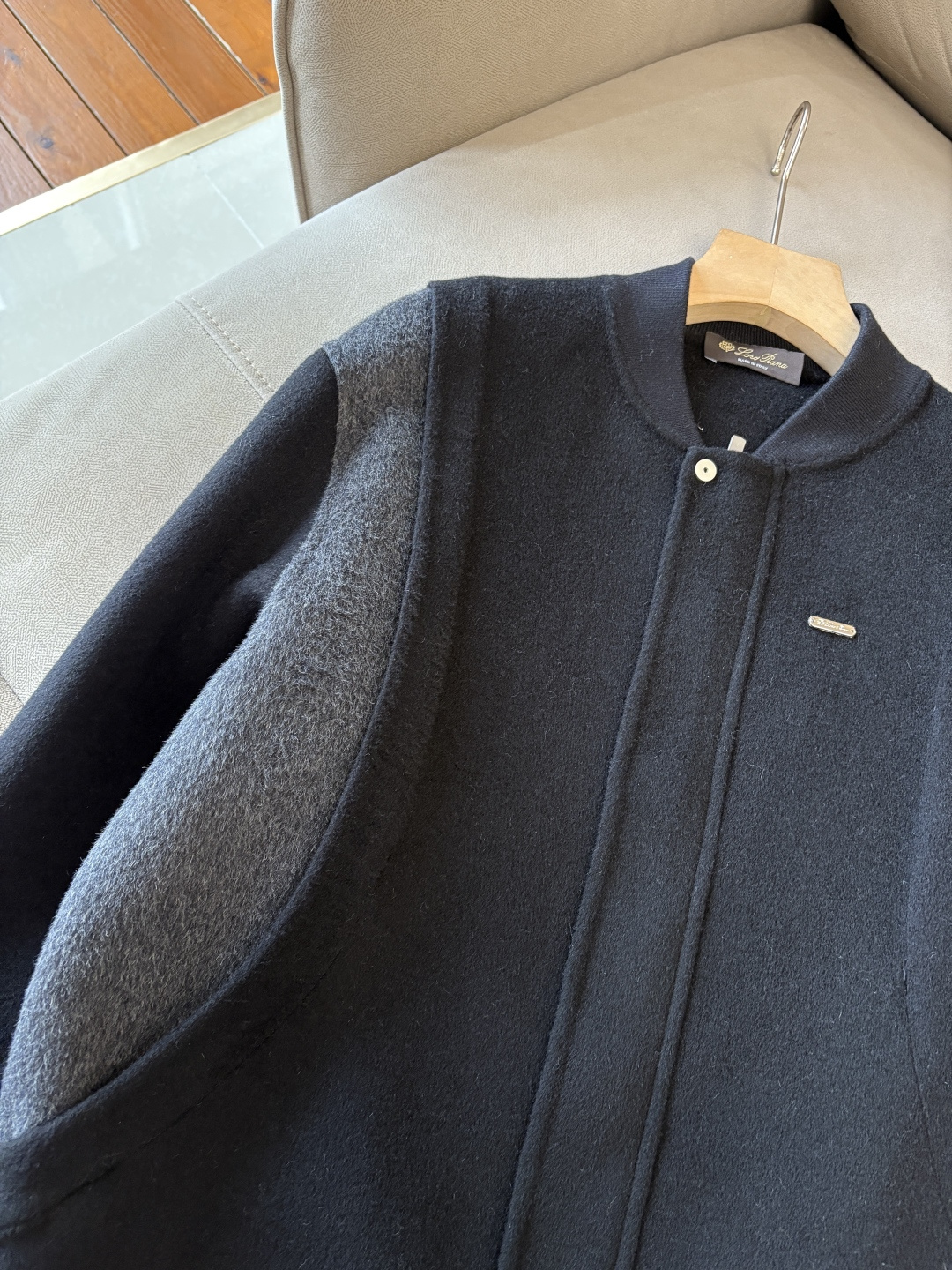 。 L%羊毛大衣：演绎冬日的优雅与温暖】冬日的风，带着凛冽与寒意，却也吹来了时尚的契机。当经典的人字纹邂