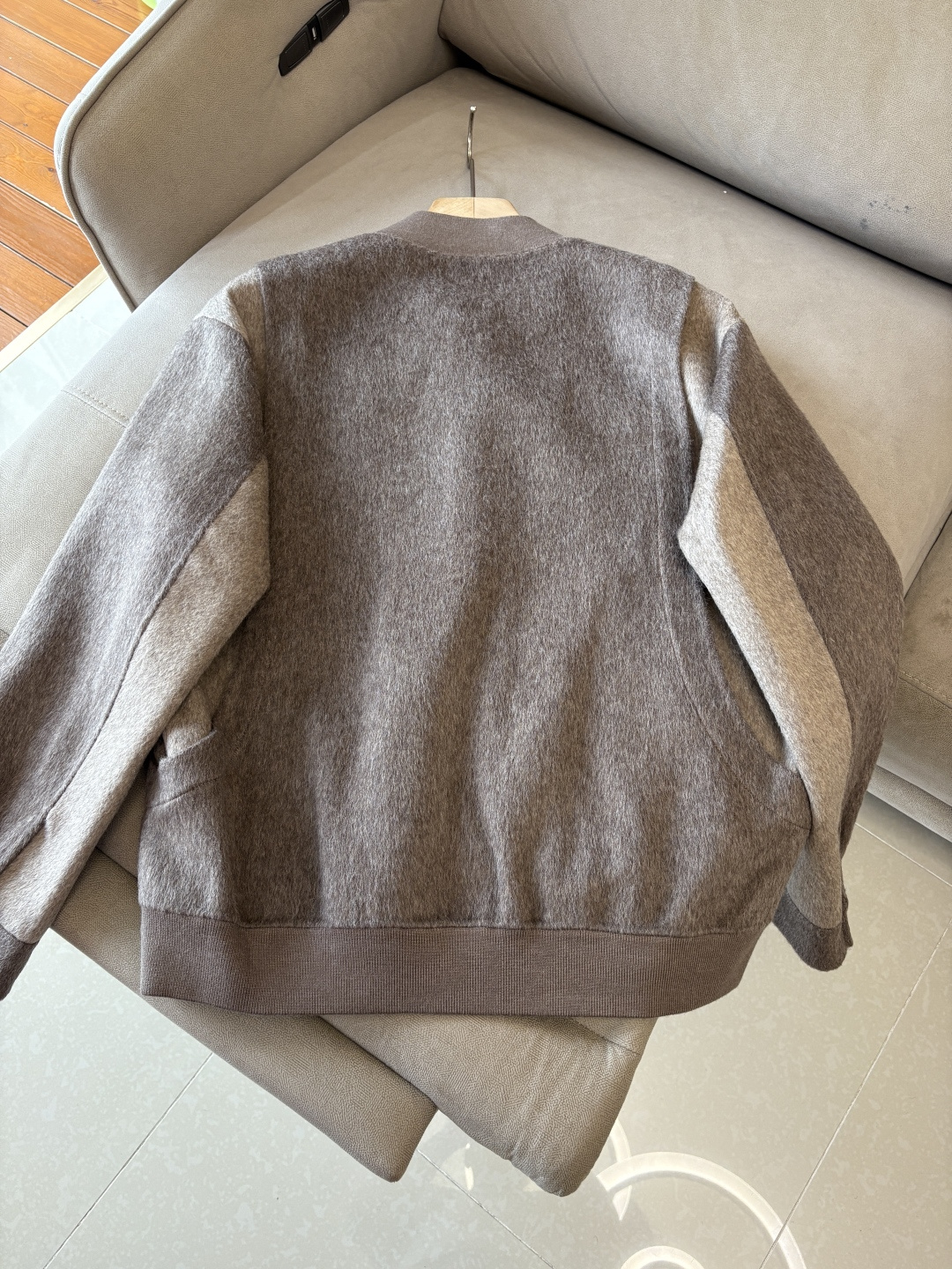 。L%羊毛大衣：演绎冬日的优雅与温暖】冬日的风，带着凛冽与寒意，却也吹来了时尚的契机。当经典的人字纹邂逅