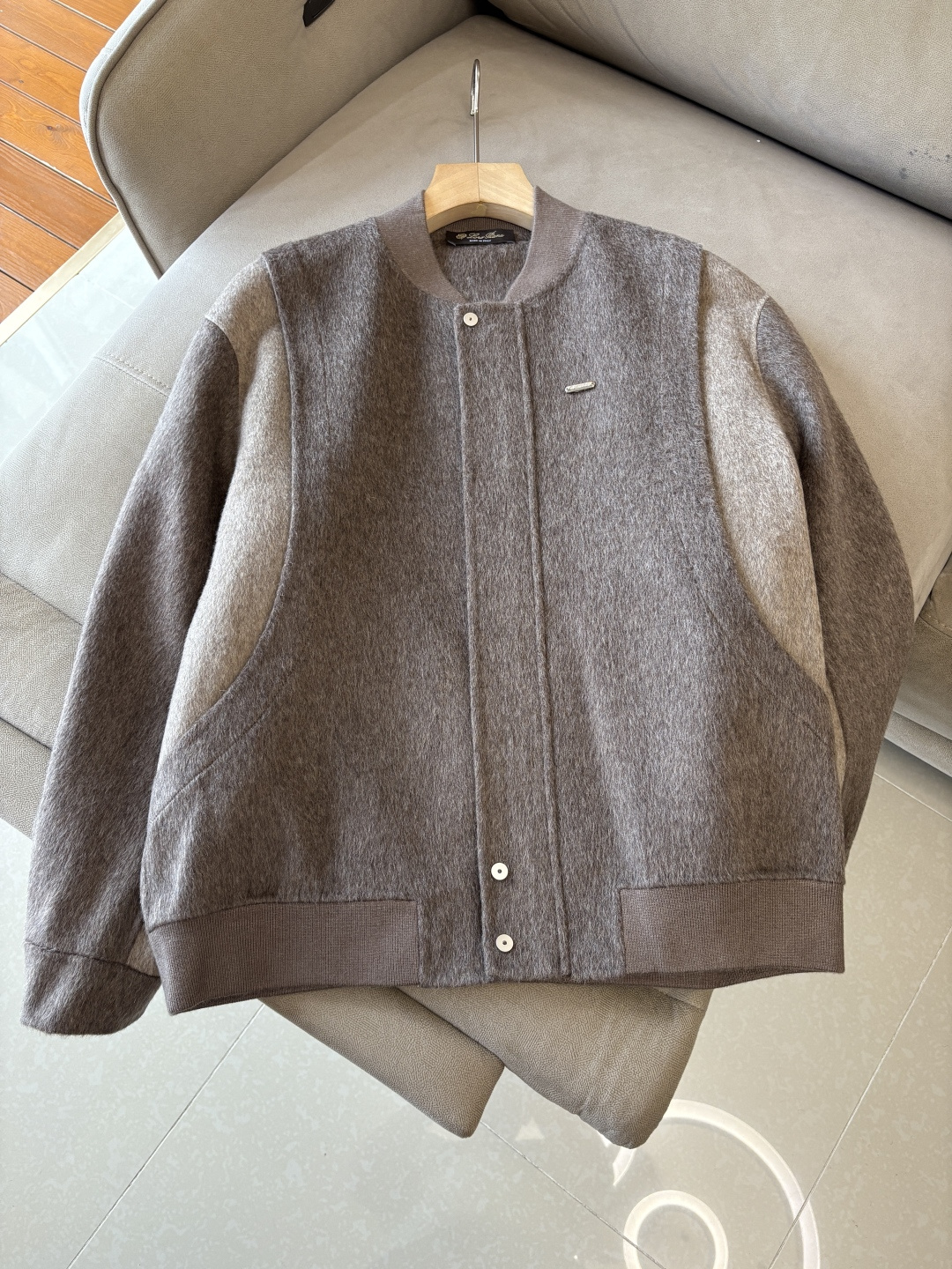 。L%羊毛大衣：演绎冬日的优雅与温暖】冬日的风，带着凛冽与寒意，却也吹来了时尚的契机。当经典的人字纹邂逅