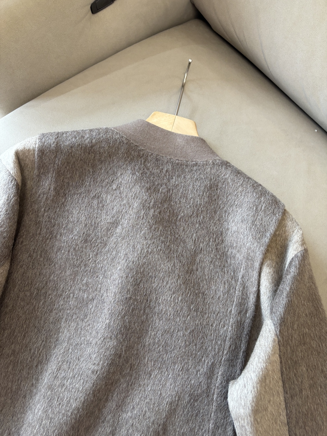 。L%羊毛大衣：演绎冬日的优雅与温暖】冬日的风，带着凛冽与寒意，却也吹来了时尚的契机。当经典的人字纹邂逅