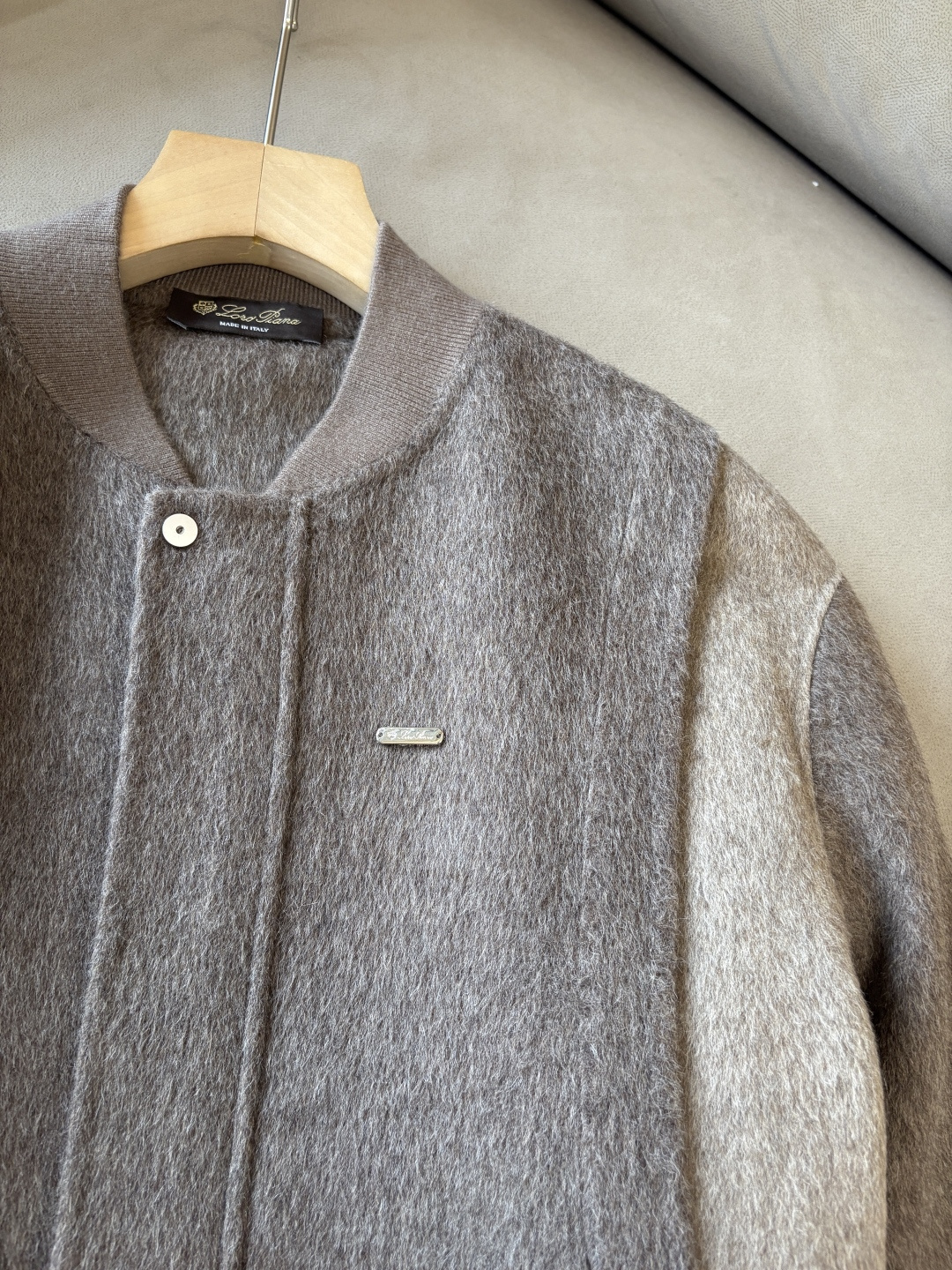 。L%羊毛大衣：演绎冬日的优雅与温暖】冬日的风，带着凛冽与寒意，却也吹来了时尚的契机。当经典的人字纹邂逅