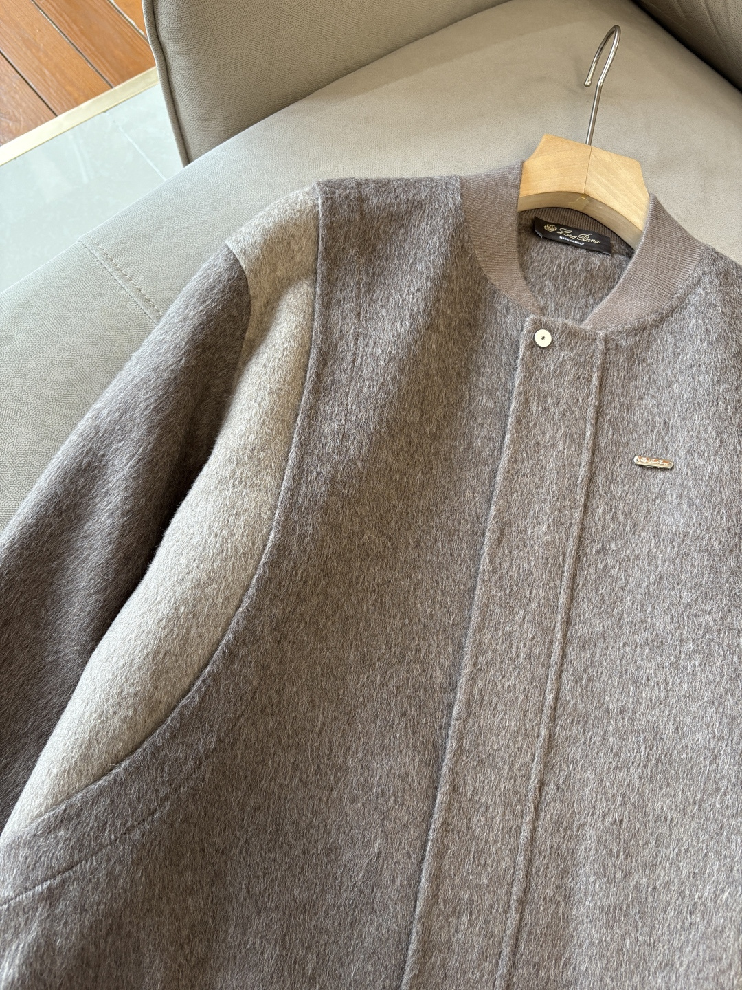 。L%羊毛大衣：演绎冬日的优雅与温暖】冬日的风，带着凛冽与寒意，却也吹来了时尚的契机。当经典的人字纹邂逅