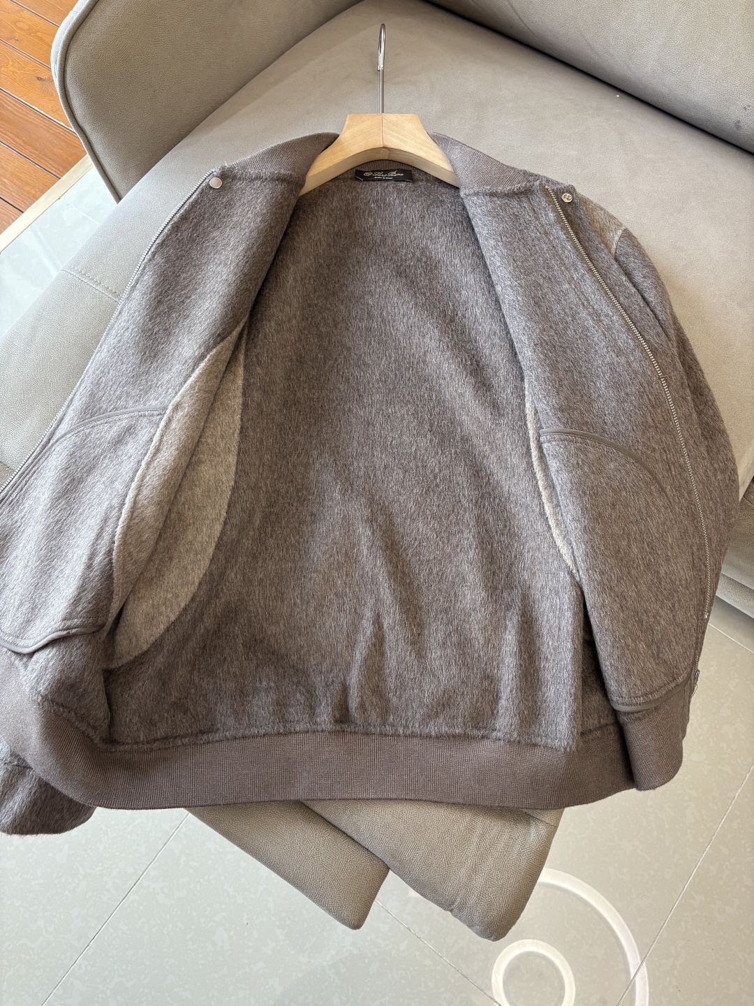 。L%羊毛大衣：演绎冬日的优雅与温暖】冬日的风，带着凛冽与寒意，却也吹来了时尚的契机。当经典的人字纹邂逅