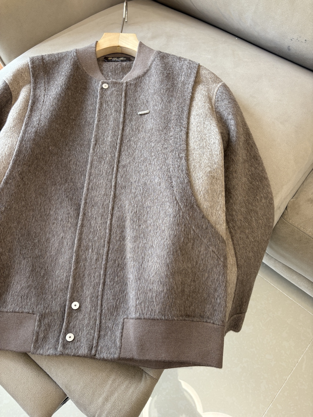 。L%羊毛大衣：演绎冬日的优雅与温暖】冬日的风，带着凛冽与寒意，却也吹来了时尚的契机。当经典的人字纹邂逅