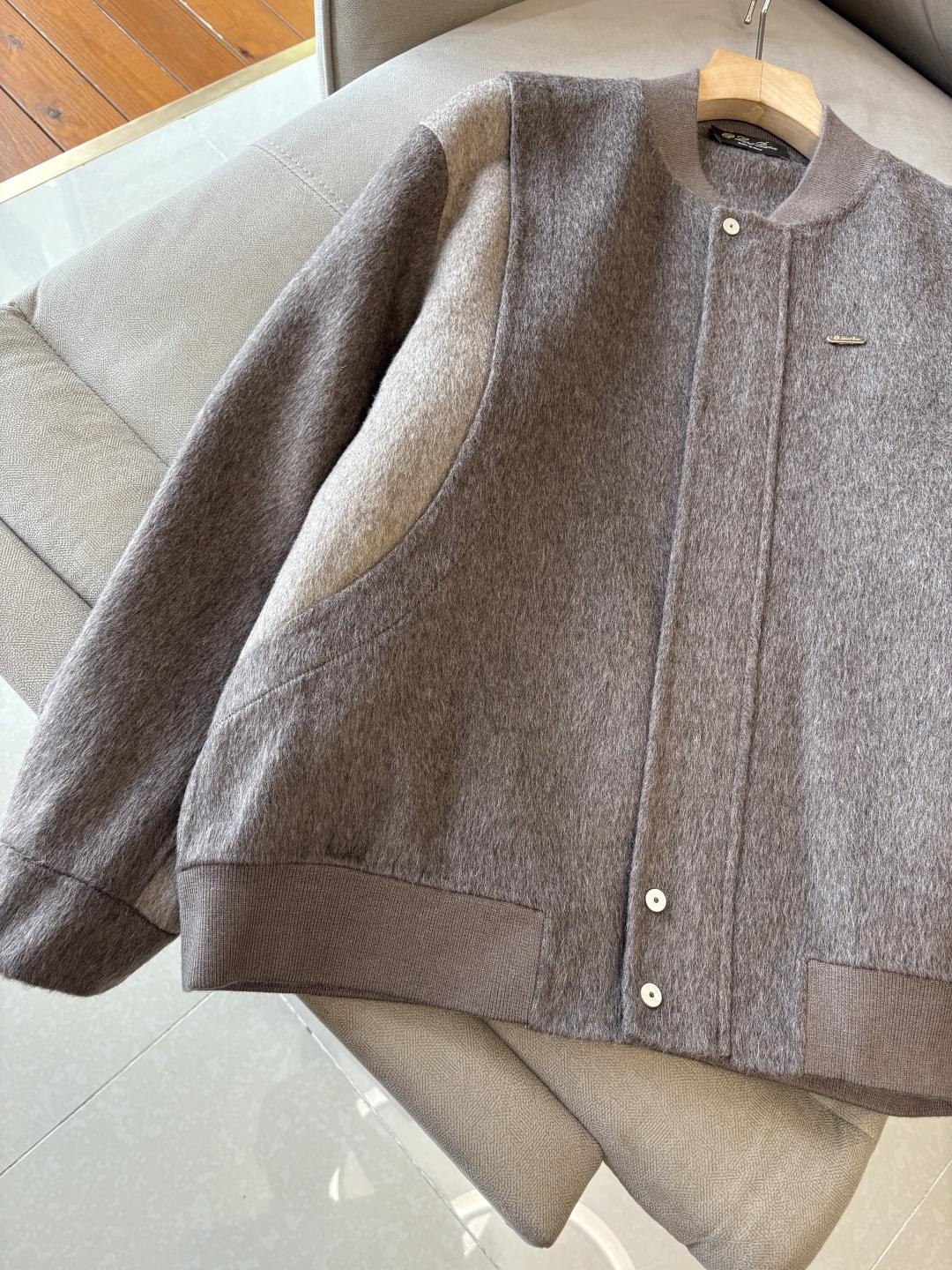 。L%羊毛大衣：演绎冬日的优雅与温暖】冬日的风，带着凛冽与寒意，却也吹来了时尚的契机。当经典的人字纹邂逅