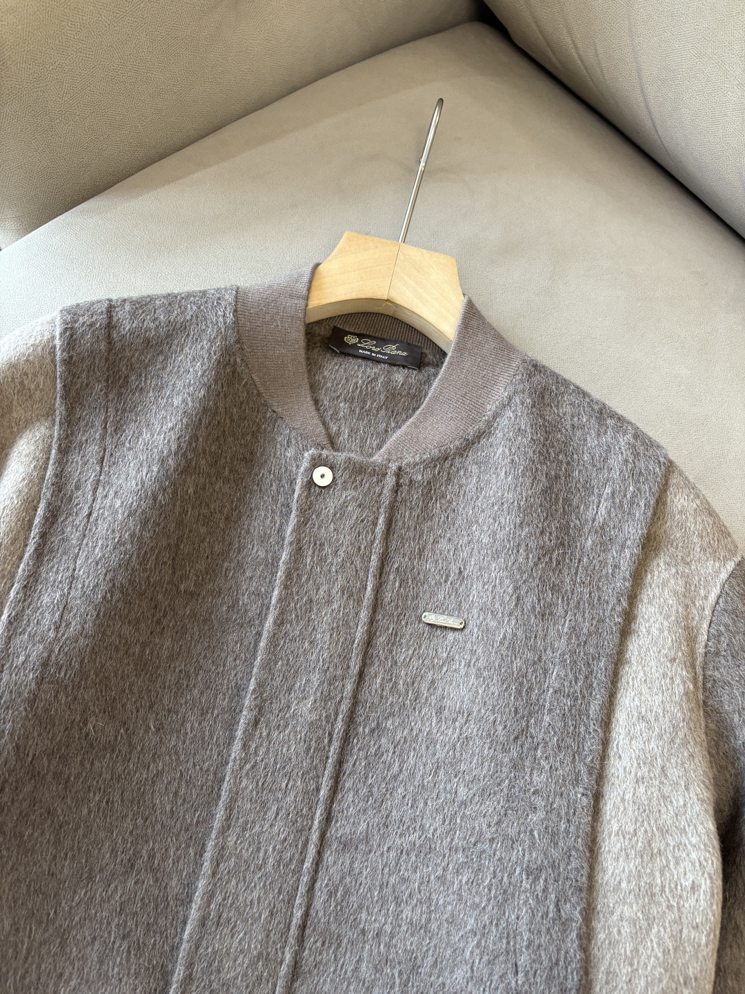 。L%羊毛大衣：演绎冬日的优雅与温暖】冬日的风，带着凛冽与寒意，却也吹来了时尚的契机。当经典的人字纹邂逅