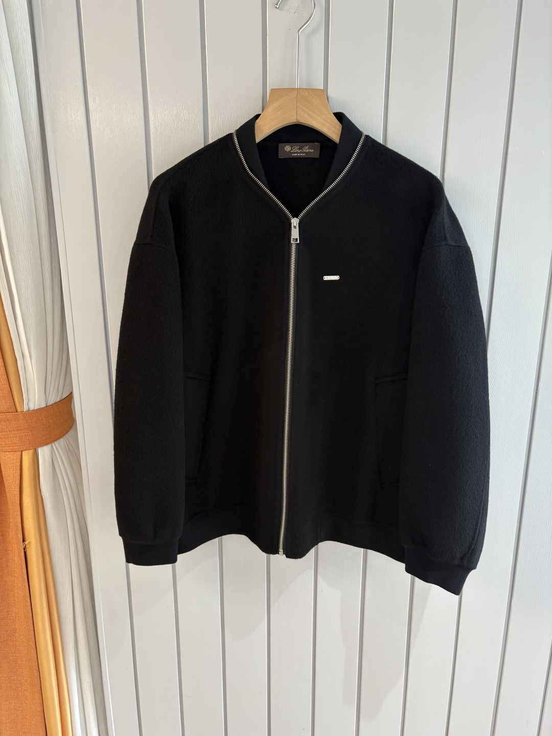 NO:601639,L wool coat interprets the elegance and warmth of winter] The winter wind brings biting and chill, but it also brings fashion opportunities. When the classic herringbone pattern meets the blended fabric of wool and cashmere, a unique coat emerges, adding an irresistible charm to your winter outfit.  With the herringbone texture as the design highlight, the unique pattern seems to tell the story of the years, adding a retro and literary atmosphere to the overall look. Its style is simple yet grand, and the smooth lines outline an elegant outline. Whether it is worn open to show casualness, or buttoned up to create a neat look, it can easily control various styles.  What’s even more surprising is that this coat can be worn with a stand-up collar. The stand-up collar design can not only provide warm protection for your neck in the cold wind, but also instantly enhance your aura, making you stand out from the crowd. When the cold wind suddenly picks up, stand the collar up high, as if you are building a warm barrier for yourself, while still maintaining a sense of fashion.  The choice of fabric is the essence of this coat. The blend of wool and cashmere combines the stiffness of wool with the softness of cashmere. Wool gives the coat good support and warmth, making it able to withstand the severe cold of winter; while the addition of cashmere makes the coat more delicate and skin-friendly to the touch, as if it is wrapped in a layer of soft clouds. This blended fabric is not only comfortable to wear, but also has a high-quality texture, showing a high-quality style.  In terms of color, we have carefully blended two classic tones, dark gray and light coffee. Dark gray is calm and restrained, suitable for you who pursue low-key luxury; light coffee is warm and soft, adding a warm color to winter. No matter what style lover you are, you can find your favorite choice in these two colors. Size M-3XLFFF001, alexander wang19860909L羊毛大衣演绎冬日的优雅与温暖】冬日的风,带着凛冽与寒意,却也吹来了时尚的契机.当经典的人字纹邂逅羊毛与山羊绒的混纺面料,一件别具一格的大衣应运而生,为你的冬日穿搭增添一抹难以抗拒的魅力. 以人字纹理为设计亮点,独特的纹路仿佛在诉说着岁月的故事,为整体造型增添了复古与文艺的气息.它的款式外形简约而不失大气,流畅的线条勾勒出优雅的轮廓,无论是敞开穿展现随性,还是系上扣子塑造利落感,都能轻松驾驭各种风格. 更令人惊喜的是,这款大衣可以实现立领的穿搭方式.立领的设计不仅能在寒风中为你的脖颈提供温暖的守护,还能瞬间提升气场,让你在人群中脱颖而出.当寒风乍起,将领子高高立起,仿佛为自己筑起一道温暖的屏障,同时又不失时尚感. 而面料的选择,更是这款大衣的精髓所在.羊毛与山羊绒的混纺,兼具了羊毛的挺括与山羊绒的柔软.羊毛赋予了大衣良好的支撑性和保暖性,使其能够抵御冬日的严寒；而山羊绒的加入,则让大衣在触感上更加细腻亲肤,仿佛被一层轻柔的云朵包裹.这种混纺面料不仅穿着舒适,而且质感上乘,彰显出高品质的格调. 在色彩上,我们精心调配了深灰与浅咖两种经典色调.深灰,沉稳内敛,适合追求低调奢华的你；浅咖,温暖柔和,为冬日增添一抹温馨的色彩.无论你是哪种风格爱好者,都能在这两款颜色中找到属于自己的心仪之选. 码数M-3XLFFF001,,alexander wang,Men's clothing