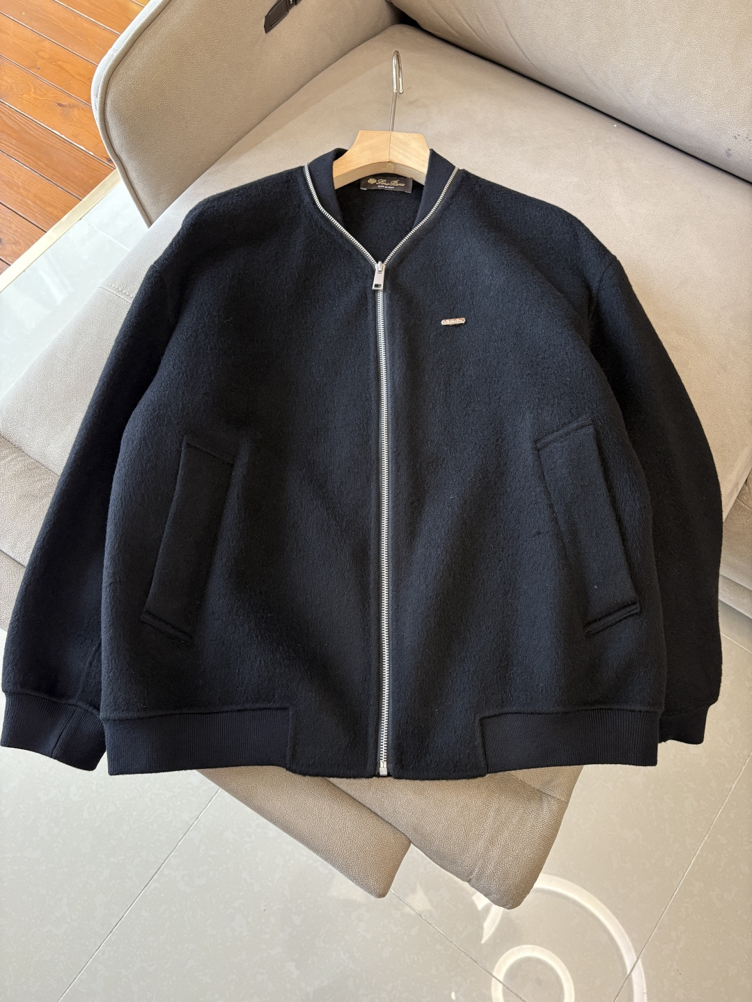 。 L%羊毛大衣：演绎冬日的优雅与温暖】冬日的风，带着凛冽与寒意，却也吹来了时尚的契机。当经典的人字纹邂