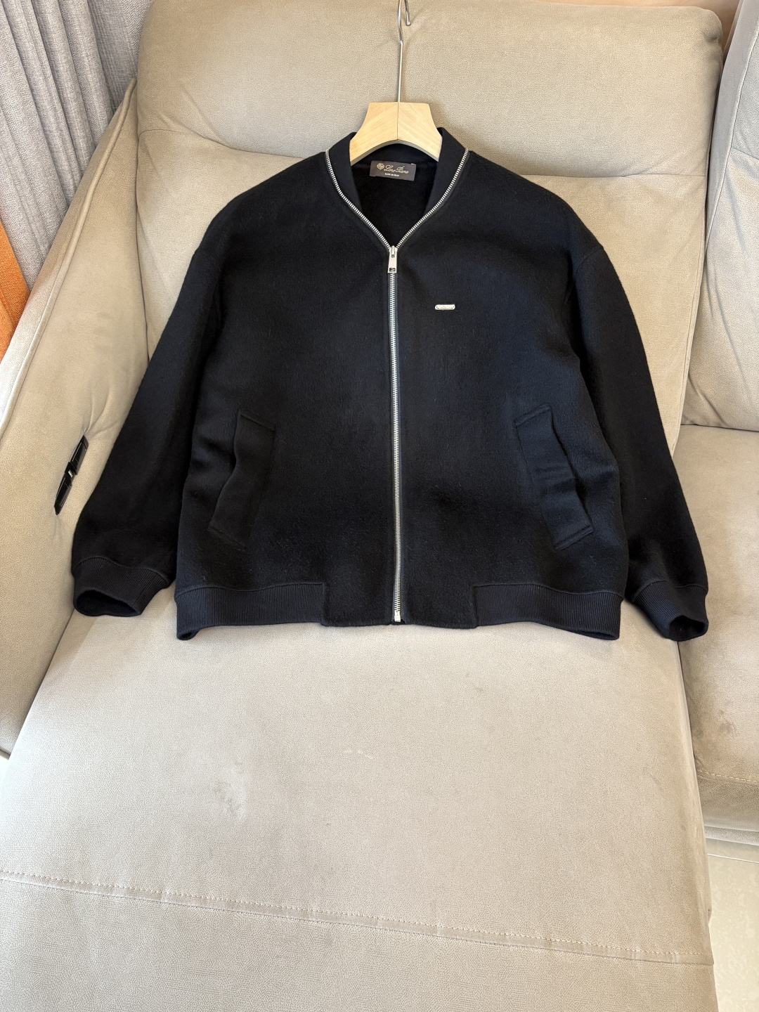 NO:703651,Support the post-year L wool coat to interpret the elegance and warmth of winter] The winter wind brings biting and chill, but it also brings fashion opportunities. When the classic herringbone pattern meets the blended fabric of wool and cashmere, a unique coat emerges, adding an irresistible charm to your winter outfit.  With the herringbone texture as the design highlight, the unique pattern seems to tell the story of the years, adding a retro and literary atmosphere to the overall look. Its style is simple yet grand, and the smooth lines outline an elegant outline. Whether it is worn open to show casualness, or buttoned up to create a neat look, it can easily control various styles.  What’s even more surprising is that this coat can be worn with a stand-up collar. The stand-up collar design can not only provide warm protection for your neck in the cold wind, but also instantly enhance your aura and make you stand out from the crowd. When the cold wind blows, stand the collar high, as if you are building a warm barrier for yourself, while still maintaining a sense of fashion.  The choice of fabric is the essence of this coat. The blend of wool and cashmere combines the stiffness of wool with the softness of cashmere. Wool gives the coat good support and warmth, making it able to withstand the severe cold of winter; while the addition of cashmere makes the coat more delicate and skin-friendly to the touch, as if it is wrapped in a layer of soft clouds. This blended fabric is not only comfortable to wear, but also has a high-quality texture, showing a high-quality style.  In terms of color, we have carefully blended two classic tones, dark gray and light coffee. Dark gray is calm and restrained, suitable for you who pursue low-key luxury; light coffee is warm and soft, adding a warm color to winter. No matter what style lover you are, you can find your favorite choice in these two colors. Size M-3XLFFF001 FFF001,,19860909支持年后 L羊毛大衣演绎冬日的优雅与温暖】冬日的风,带着凛冽与寒意,却也吹来了时尚的契机.当经典的人字纹邂逅羊毛与山羊绒的混纺面料,一件别具一格的大衣应运而生,为你的冬日穿搭增添一抹难以抗拒的魅力. 以人字纹理为设计亮点,独特的纹路仿佛在诉说着岁月的故事,为整体造型增添了复古与文艺的气息.它的款式外形简约而不失大气,流畅的线条勾勒出优雅的轮廓,无论是敞开穿展现随性,还是系上扣子塑造利落感,都能轻松驾驭各种风格. 更令人惊喜的是,这款大衣可以实现立领的穿搭方式.立领的设计不仅能在寒风中为你的脖颈提供温暖的守护,还能瞬间提升气场,让你在人群中脱颖而出.当寒风乍起,将领子高高立起,仿佛为自己筑起一道温暖的屏障,同时又不失时尚感. 而面料的选择,更是这款大衣的精髓所在.羊毛与山羊绒的混纺,兼具了羊毛的挺括与山羊绒的柔软.羊毛赋予了大衣良好的支撑性和保暖性,使其能够抵御冬日的严寒；而山羊绒的加入,则让大衣在触感上更加细腻亲肤,仿佛被一层轻柔的云朵包裹.这种混纺面料不仅穿着舒适,而且质感上乘,彰显出高品质的格调. 在色彩上,我们精心调配了深灰与浅咖两种经典色调.深灰,沉稳内敛,适合追求低调奢华的你；浅咖,温暖柔和,为冬日增添一抹温馨的色彩.无论你是哪种风格爱好者,都能在这两款颜色中找到属于自己的心仪之选. 码数M-3XLFFF001 FFF001,,,Men's clothing