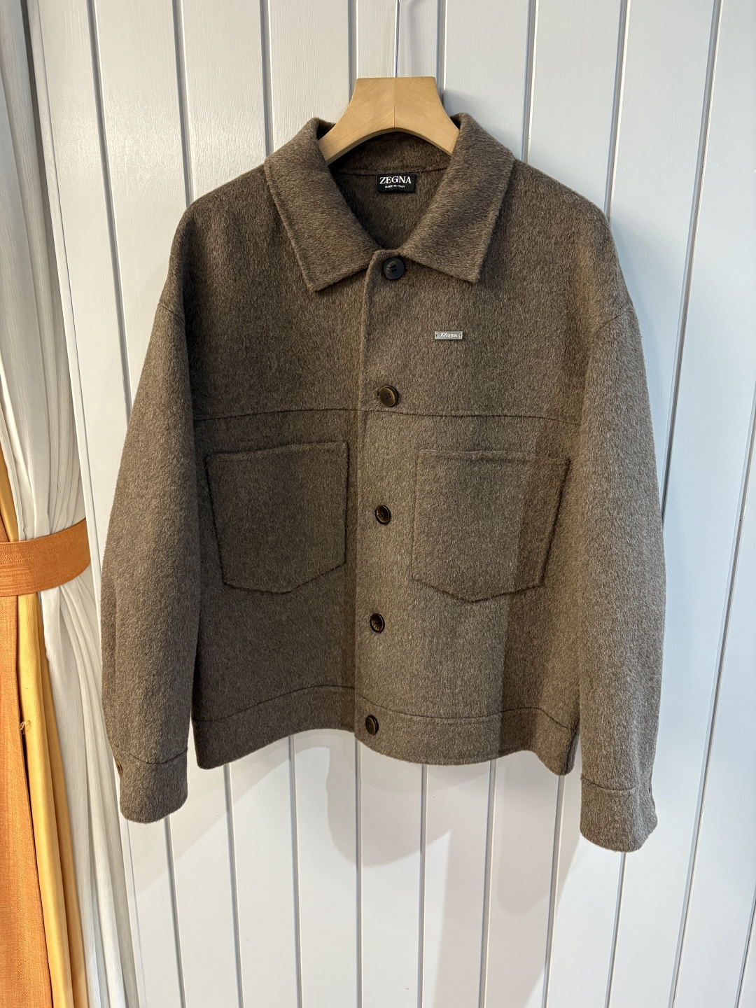 NO:601642,Jeni wool coat interprets the elegance and warmth of winter] The winter wind brings biting and chill, but it also brings fashion opportunities. When the classic herringbone pattern meets the blended fabric of wool and cashmere, a unique coat emerges, adding an irresistible charm to your winter outfit.  With the herringbone texture as the design highlight, the unique pattern seems to tell the story of the years, adding a retro and literary atmosphere to the overall look. Its style is simple yet grand, and the smooth lines outline an elegant outline. Whether it is worn open to show casualness, or buttoned up to create a neat look, it can easily control various styles.  What’s even more surprising is that this coat can be worn with a stand-up collar. The stand-up collar design can not only provide warm protection for your neck in the cold wind, but also instantly enhance your aura and make you stand out from the crowd. When the cold wind blows, stand the collar high, as if you are building a warm barrier for yourself, while still maintaining a sense of fashion.  The choice of fabric is the essence of this coat. The blend of wool and cashmere combines the stiffness of wool with the softness of cashmere. Wool gives the coat good support and warmth, making it able to withstand the severe cold of winter; while the addition of cashmere makes the coat more delicate and skin-friendly to the touch, as if it is wrapped in a layer of soft clouds. This blended fabric is not only comfortable to wear, but also has a high-quality texture, showing a high-quality style.  In terms of color, we have carefully blended two classic tones, dark gray and light coffee. Dark gray is calm and restrained, suitable for you who pursue low-key luxury; light coffee is warm and soft, adding a warm color to winter. No matter what style lover you are, you can find your favorite choice in these two colors. Size M-3XLFFF001,,zegna,alexander wang19860909杰尼羊毛大衣演绎冬日的优雅与温暖】冬日的风,带着凛冽与寒意,却也吹来了时尚的契机.当经典的人字纹邂逅羊毛与山羊绒的混纺面料,一件别具一格的大衣应运而生,为你的冬日穿搭增添一抹难以抗拒的魅力. 以人字纹理为设计亮点,独特的纹路仿佛在诉说着岁月的故事,为整体造型增添了复古与文艺的气息.它的款式外形简约而不失大气,流畅的线条勾勒出优雅的轮廓,无论是敞开穿展现随性,还是系上扣子塑造利落感,都能轻松驾驭各种风格. 更令人惊喜的是,这款大衣可以实现立领的穿搭方式.立领的设计不仅能在寒风中为你的脖颈提供温暖的守护,还能瞬间提升气场,让你在人群中脱颖而出.当寒风乍起,将领子高高立起,仿佛为自己筑起一道温暖的屏障,同时又不失时尚感. 而面料的选择,更是这款大衣的精髓所在.羊毛与山羊绒的混纺,兼具了羊毛的挺括与山羊绒的柔软.羊毛赋予了大衣良好的支撑性和保暖性,使其能够抵御冬日的严寒；而山羊绒的加入,则让大衣在触感上更加细腻亲肤,仿佛被一层轻柔的云朵包裹.这种混纺面料不仅穿着舒适,而且质感上乘,彰显出高品质的格调. 在色彩上,我们精心调配了深灰与浅咖两种经典色调.深灰,沉稳内敛,适合追求低调奢华的你；浅咖,温暖柔和,为冬日增添一抹温馨的色彩.无论你是哪种风格爱好者,都能在这两款颜色中找到属于自己的心仪之选. 码数M-3XLFFF001,,zegna,alexander wang,Men's clothing