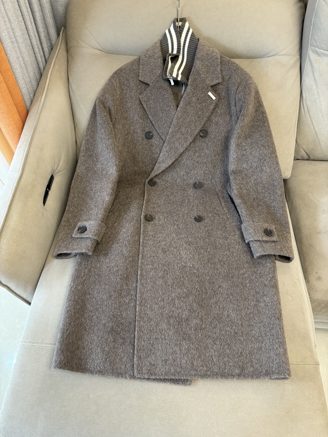 杰尼100%羊毛大衣：演绎冬日的优雅与温暖】冬日的风，带着凛冽与寒意，却也吹来了时尚的契机。当经典的人字