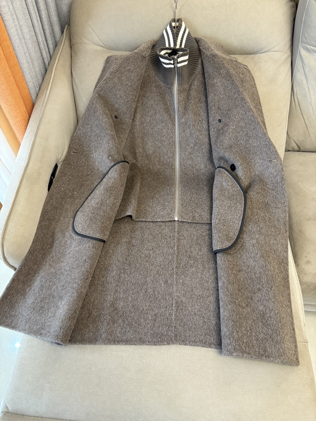 杰尼100%羊毛大衣：演绎冬日的优雅与温暖】冬日的风，带着凛冽与寒意，却也吹来了时尚的契机。当经典的人字