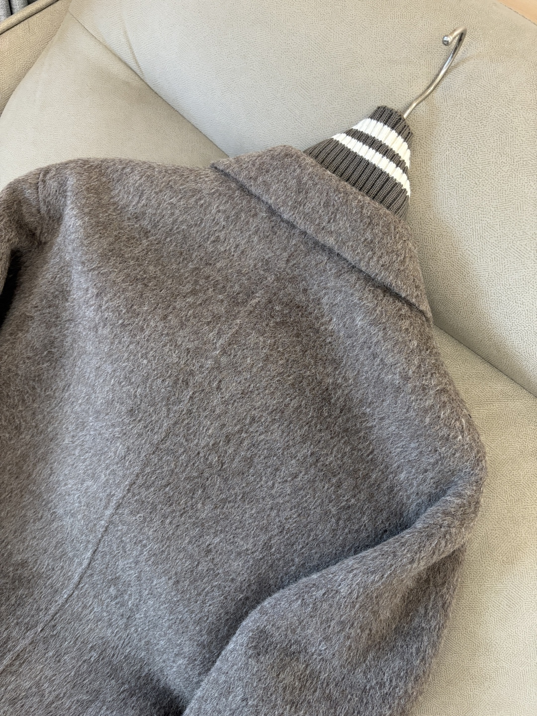 杰尼100%羊毛大衣：演绎冬日的优雅与温暖】冬日的风，带着凛冽与寒意，却也吹来了时尚的契机。当经典的人字