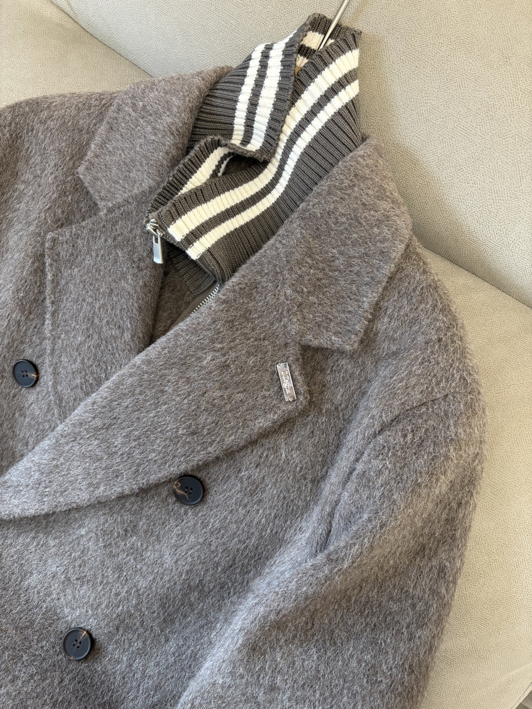 杰尼100%羊毛大衣：演绎冬日的优雅与温暖】冬日的风，带着凛冽与寒意，却也吹来了时尚的契机。当经典的人字