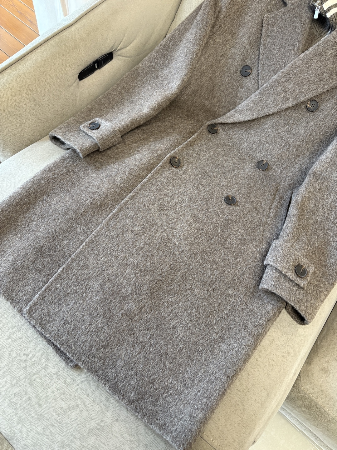 杰尼100%羊毛大衣：演绎冬日的优雅与温暖】冬日的风，带着凛冽与寒意，却也吹来了时尚的契机。当经典的人字