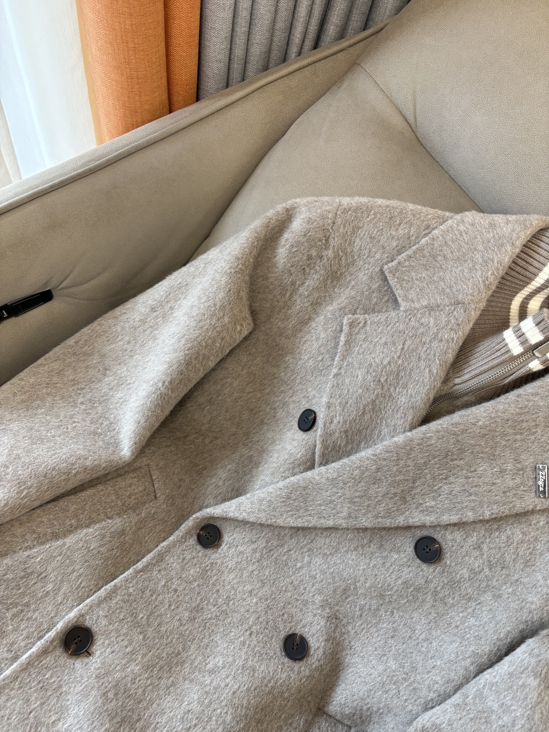 杰尼100%羊毛大衣：演绎冬日的优雅与温暖】冬日的风，带着凛冽与寒意，却也吹来了时尚的契机。当经典的人字