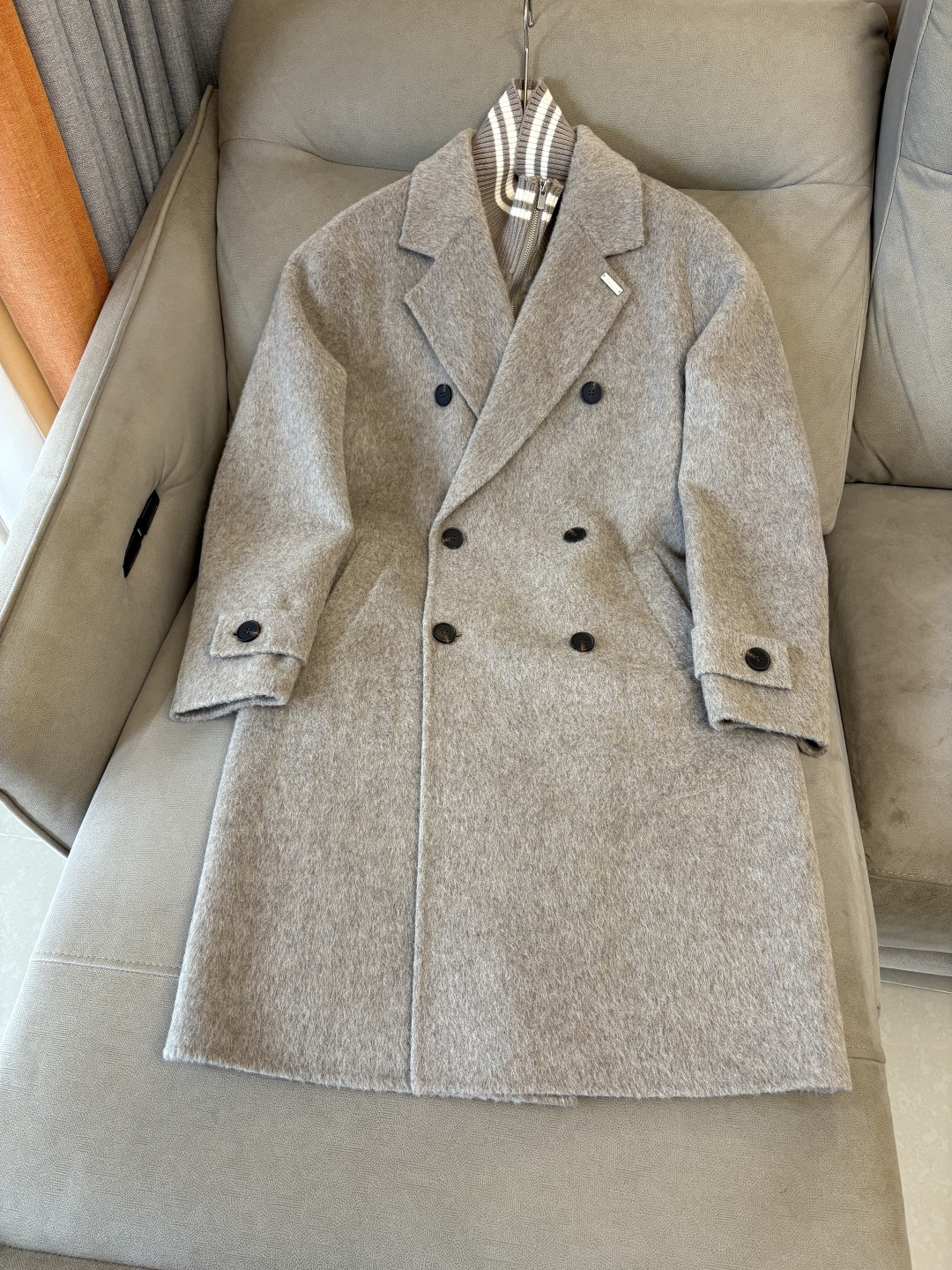 杰尼100%羊毛大衣：演绎冬日的优雅与温暖】冬日的风，带着凛冽与寒意，却也吹来了时尚的契机。当经典的人字