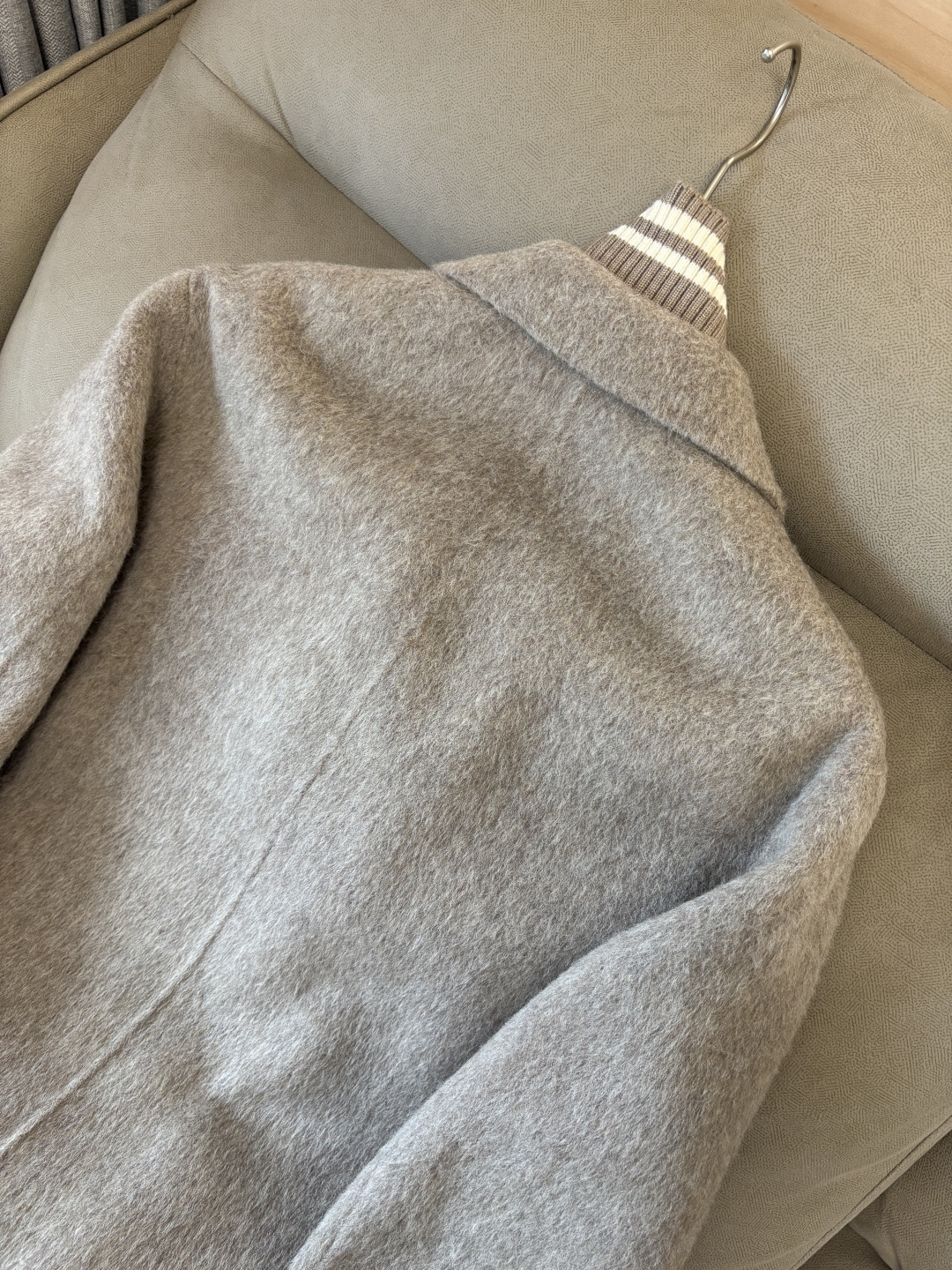 杰尼100%羊毛大衣：演绎冬日的优雅与温暖】冬日的风，带着凛冽与寒意，却也吹来了时尚的契机。当经典的人字