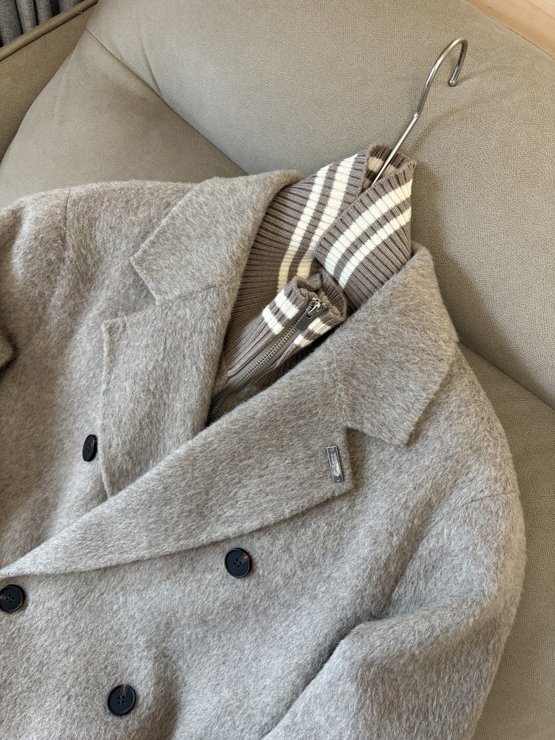 杰尼100%羊毛大衣：演绎冬日的优雅与温暖】冬日的风，带着凛冽与寒意，却也吹来了时尚的契机。当经典的人字