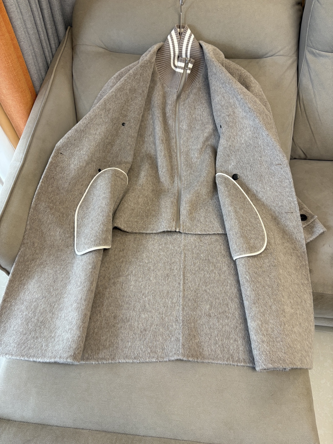 杰尼100%羊毛大衣：演绎冬日的优雅与温暖】冬日的风，带着凛冽与寒意，却也吹来了时尚的契机。当经典的人字