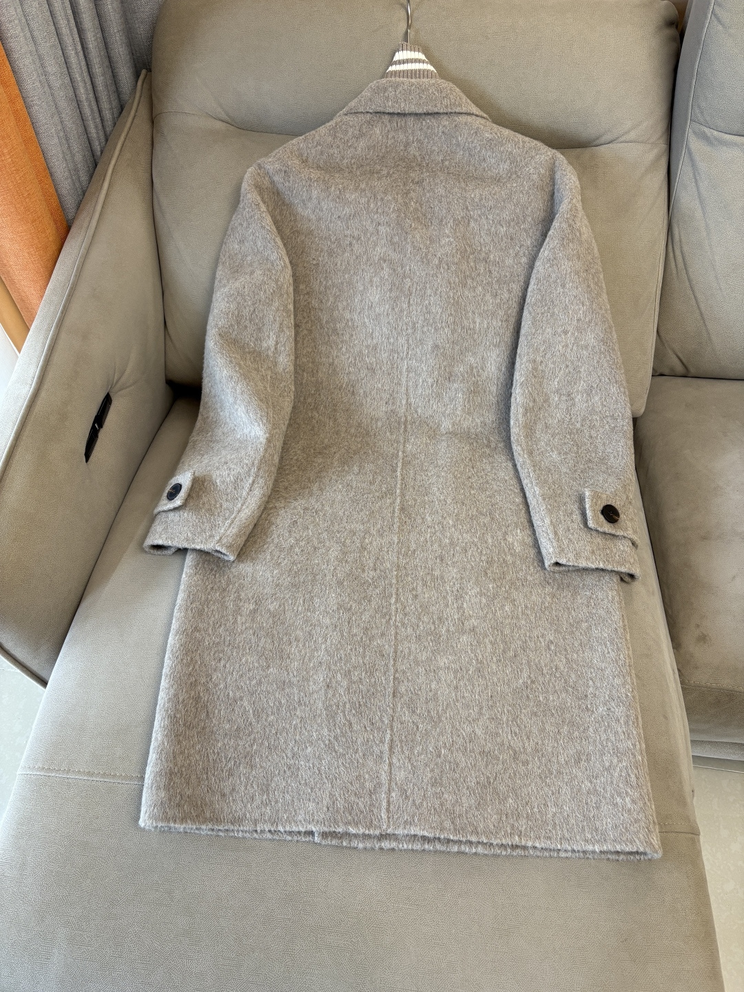 杰尼100%羊毛大衣：演绎冬日的优雅与温暖】冬日的风，带着凛冽与寒意，却也吹来了时尚的契机。当经典的人字