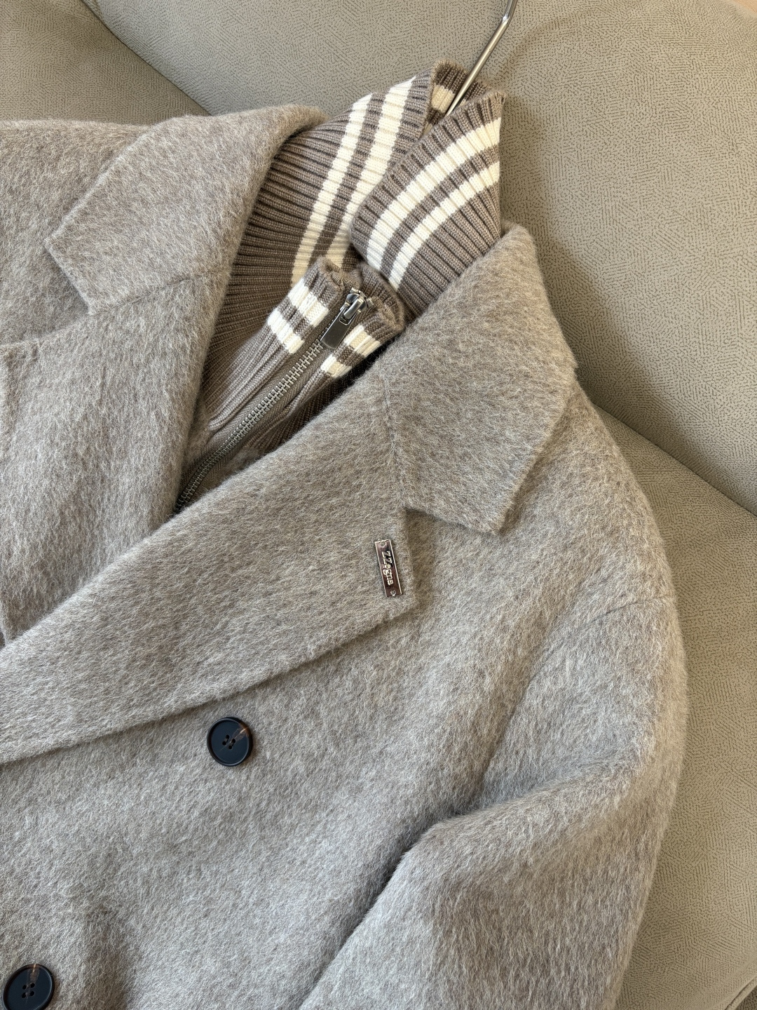 杰尼100%羊毛大衣：演绎冬日的优雅与温暖】冬日的风，带着凛冽与寒意，却也吹来了时尚的契机。当经典的人字