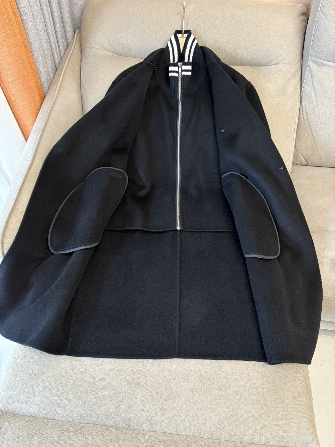 杰尼100%羊毛大衣：演绎冬日的优雅与温暖】冬日的风，带着凛冽与寒意，却也吹来了时尚的契机。当经典的人字