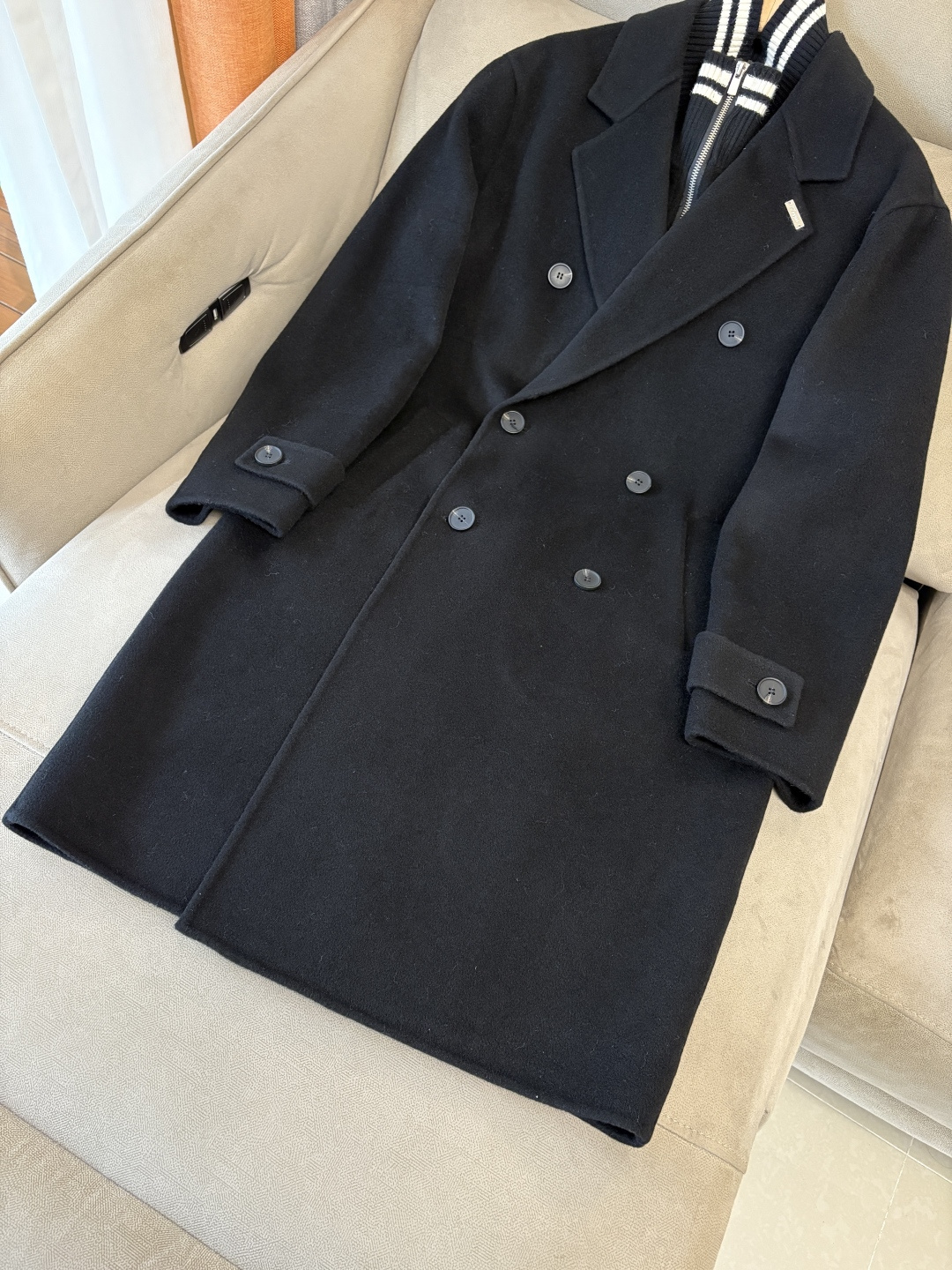 杰尼100%羊毛大衣：演绎冬日的优雅与温暖】冬日的风，带着凛冽与寒意，却也吹来了时尚的契机。当经典的人字