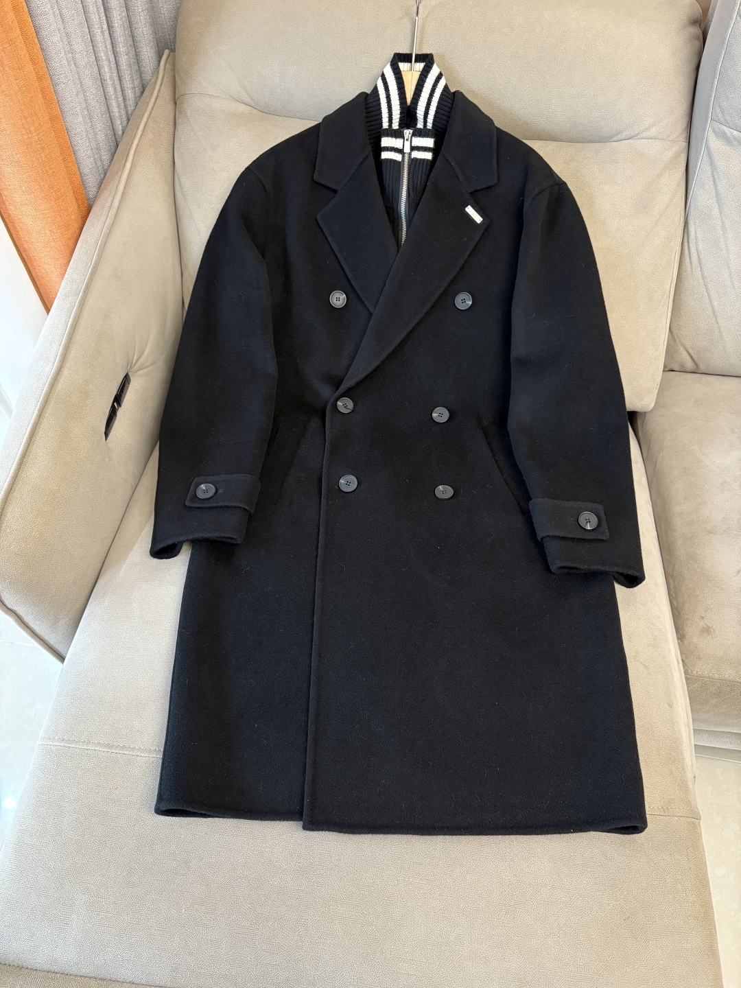 杰尼100%羊毛大衣：演绎冬日的优雅与温暖】冬日的风，带着凛冽与寒意，却也吹来了时尚的契机。当经典的人字