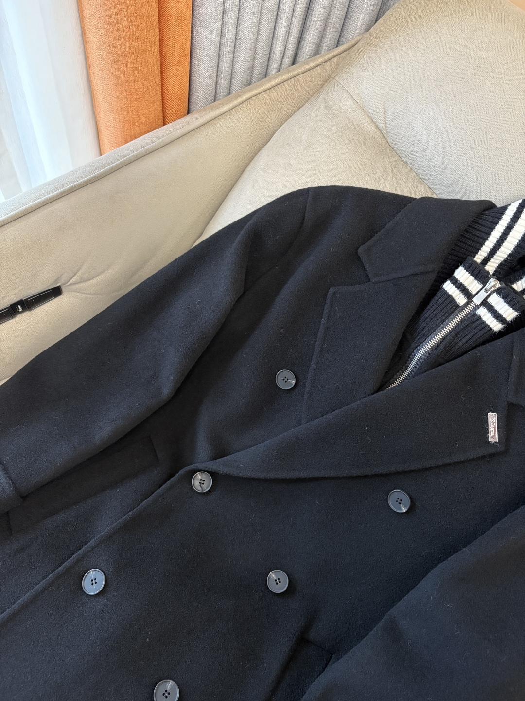 杰尼100%羊毛大衣：演绎冬日的优雅与温暖】冬日的风，带着凛冽与寒意，却也吹来了时尚的契机。当经典的人字