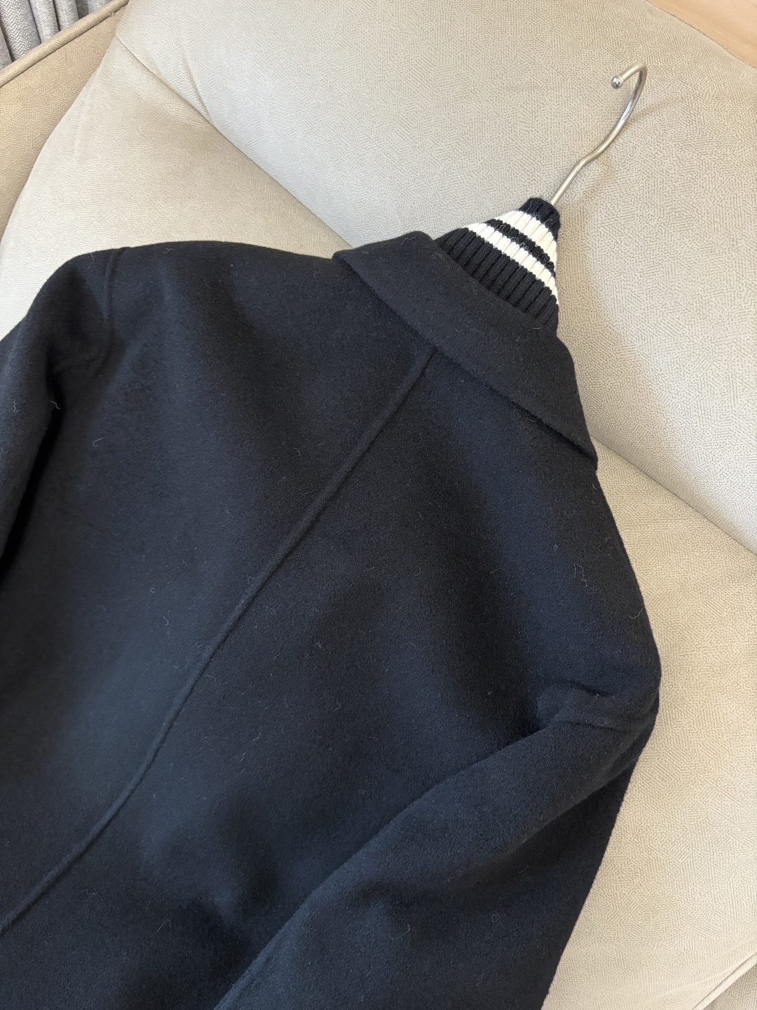 杰尼100%羊毛大衣：演绎冬日的优雅与温暖】冬日的风，带着凛冽与寒意，却也吹来了时尚的契机。当经典的人字