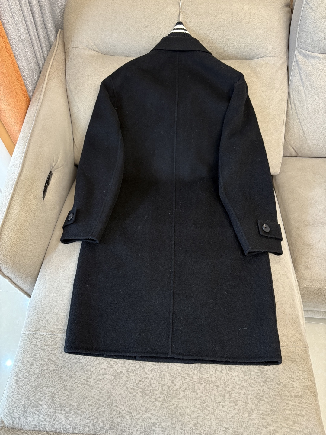 杰尼100%羊毛大衣：演绎冬日的优雅与温暖】冬日的风，带着凛冽与寒意，却也吹来了时尚的契机。当经典的人字