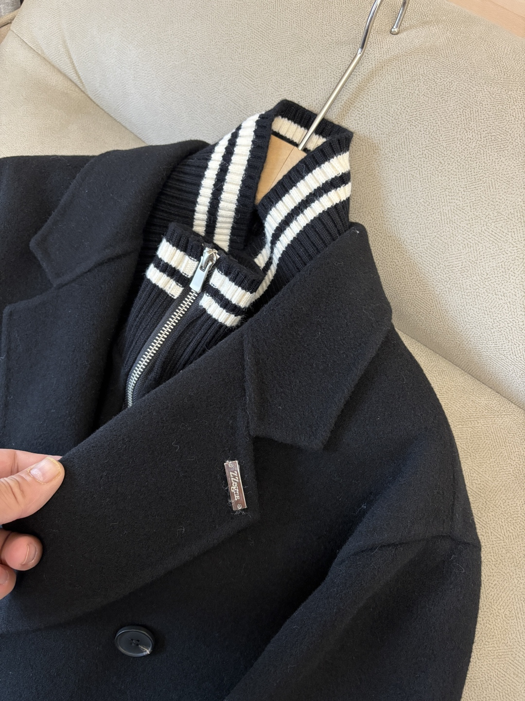 杰尼100%羊毛大衣：演绎冬日的优雅与温暖】冬日的风，带着凛冽与寒意，却也吹来了时尚的契机。当经典的人字