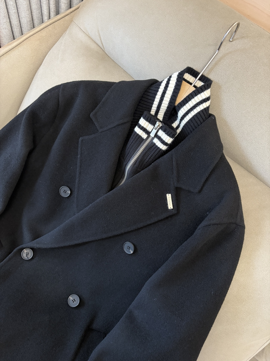 杰尼100%羊毛大衣：演绎冬日的优雅与温暖】冬日的风，带着凛冽与寒意，却也吹来了时尚的契机。当经典的人字