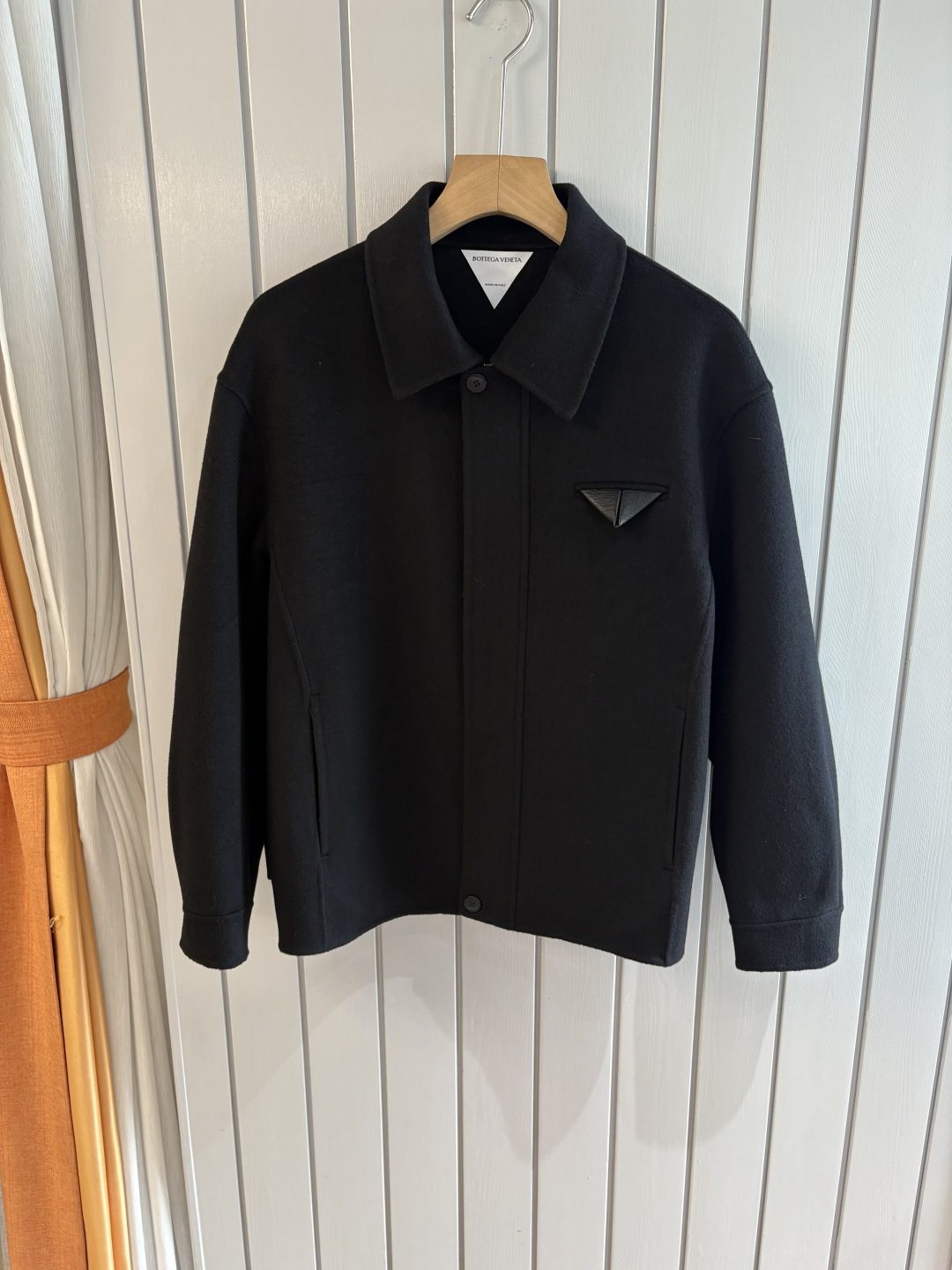 NO:601628,B V wool coat interprets the elegance and warmth of winter] The winter wind brings biting and chill, but it also brings fashion opportunities. When the classic herringbone pattern meets the blended fabric of wool and cashmere, a unique coat emerges, adding an irresistible charm to your winter outfit.  With the herringbone texture as the design highlight, the unique pattern seems to tell the story of the years, adding a retro and literary atmosphere to the overall look. Its style is simple yet grand, and the smooth lines outline an elegant outline. Whether it is worn open to show casualness, or buttoned up to create a neat look, it can easily control various styles.  What’s even more surprising is that this coat can be worn with a stand-up collar. The stand-up collar design can not only provide warm protection for your neck in the cold wind, but also instantly enhance your aura, making you stand out from the crowd. When the cold wind suddenly picks up, stand the collar up high, as if you are building a warm barrier for yourself, while still maintaining a sense of fashion.  The choice of fabric is the essence of this coat. The blend of wool and cashmere combines the stiffness of wool with the softness of cashmere. Wool gives the coat good support and warmth, making it able to withstand the severe cold of winter; while the addition of cashmere makes the coat more delicate and skin-friendly to the touch, as if it is wrapped in a layer of soft clouds. This blended fabric is not only comfortable to wear, but also has a high-quality texture, showing a high-quality style.  In terms of color, we have carefully blended two classic tones, dark gray and light coffee. Dark gray is calm and restrained, suitable for you who pursue low-key luxury; light coffee is warm and soft, adding a warm color to winter. No matter what style lover you are, you can find your favorite choice in these two colors. Size M-3XLFFF001 FFF001,, alexander wang19860909B V羊毛大衣演绎冬日的优雅与温暖】冬日的风,带着凛冽与寒意,却也吹来了时尚的契机.当经典的人字纹邂逅羊毛与山羊绒的混纺面料,一件别具一格的大衣应运而生,为你的冬日穿搭增添一抹难以抗拒的魅力. 以人字纹理为设计亮点,独特的纹路仿佛在诉说着岁月的故事,为整体造型增添了复古与文艺的气息.它的款式外形简约而不失大气,流畅的线条勾勒出优雅的轮廓,无论是敞开穿展现随性,还是系上扣子塑造利落感,都能轻松驾驭各种风格. 更令人惊喜的是,这款大衣可以实现立领的穿搭方式.立领的设计不仅能在寒风中为你的脖颈提供温暖的守护,还能瞬间提升气场,让你在人群中脱颖而出.当寒风乍起,将领子高高立起,仿佛为自己筑起一道温暖的屏障,同时又不失时尚感. 而面料的选择,更是这款大衣的精髓所在.羊毛与山羊绒的混纺,兼具了羊毛的挺括与山羊绒的柔软.羊毛赋予了大衣良好的支撑性和保暖性,使其能够抵御冬日的严寒；而山羊绒的加入,则让大衣在触感上更加细腻亲肤,仿佛被一层轻柔的云朵包裹.这种混纺面料不仅穿着舒适,而且质感上乘,彰显出高品质的格调. 在色彩上,我们精心调配了深灰与浅咖两种经典色调.深灰,沉稳内敛,适合追求低调奢华的你；浅咖,温暖柔和,为冬日增添一抹温馨的色彩.无论你是哪种风格爱好者,都能在这两款颜色中找到属于自己的心仪之选. 码数M-3XLFFF001 FFF001,,alexander wang,Men's clothing