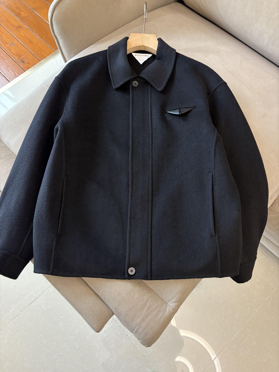 B V100%羊毛大衣：演绎冬日的优雅与温暖】冬日的风，带着凛冽与寒意，却也吹来了时尚的契机。当经典的人