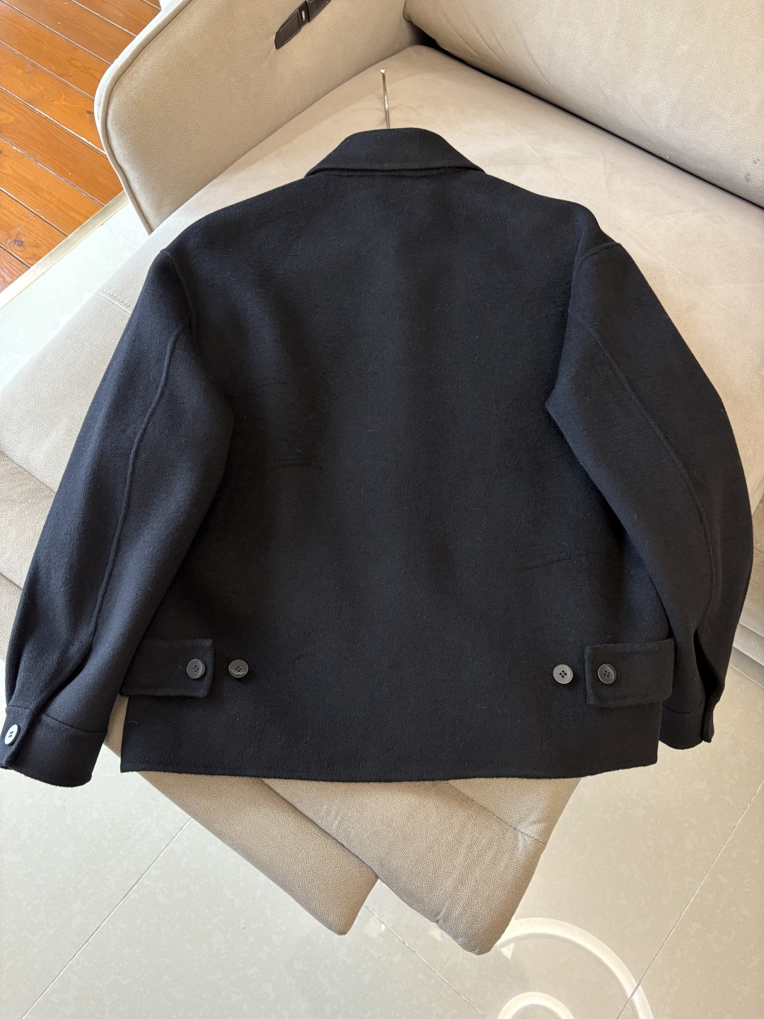 B V100%羊毛大衣：演绎冬日的优雅与温暖】冬日的风，带着凛冽与寒意，却也吹来了时尚的契机。当经典的人