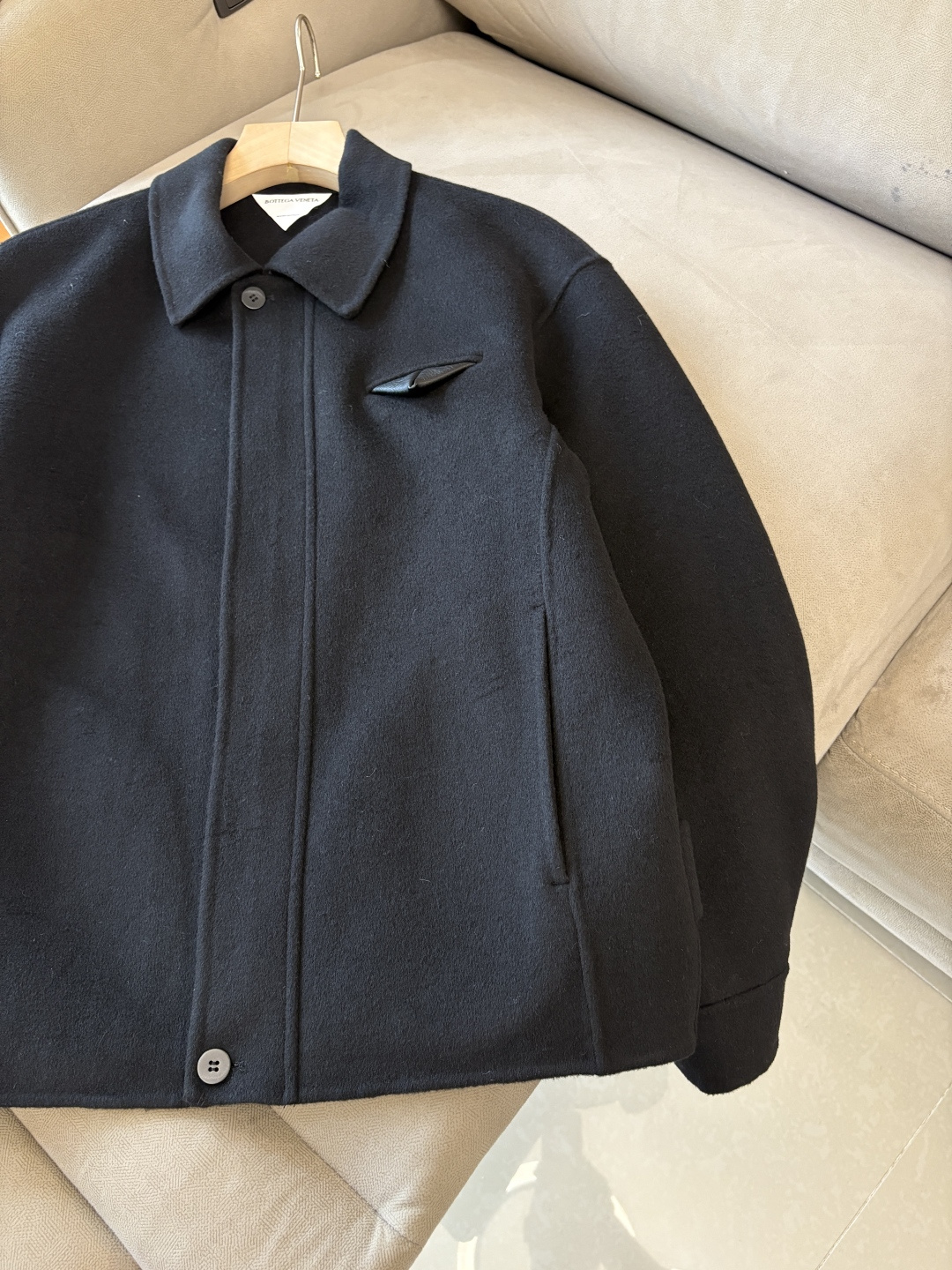 B V100%羊毛大衣：演绎冬日的优雅与温暖】冬日的风，带着凛冽与寒意，却也吹来了时尚的契机。当经典的人