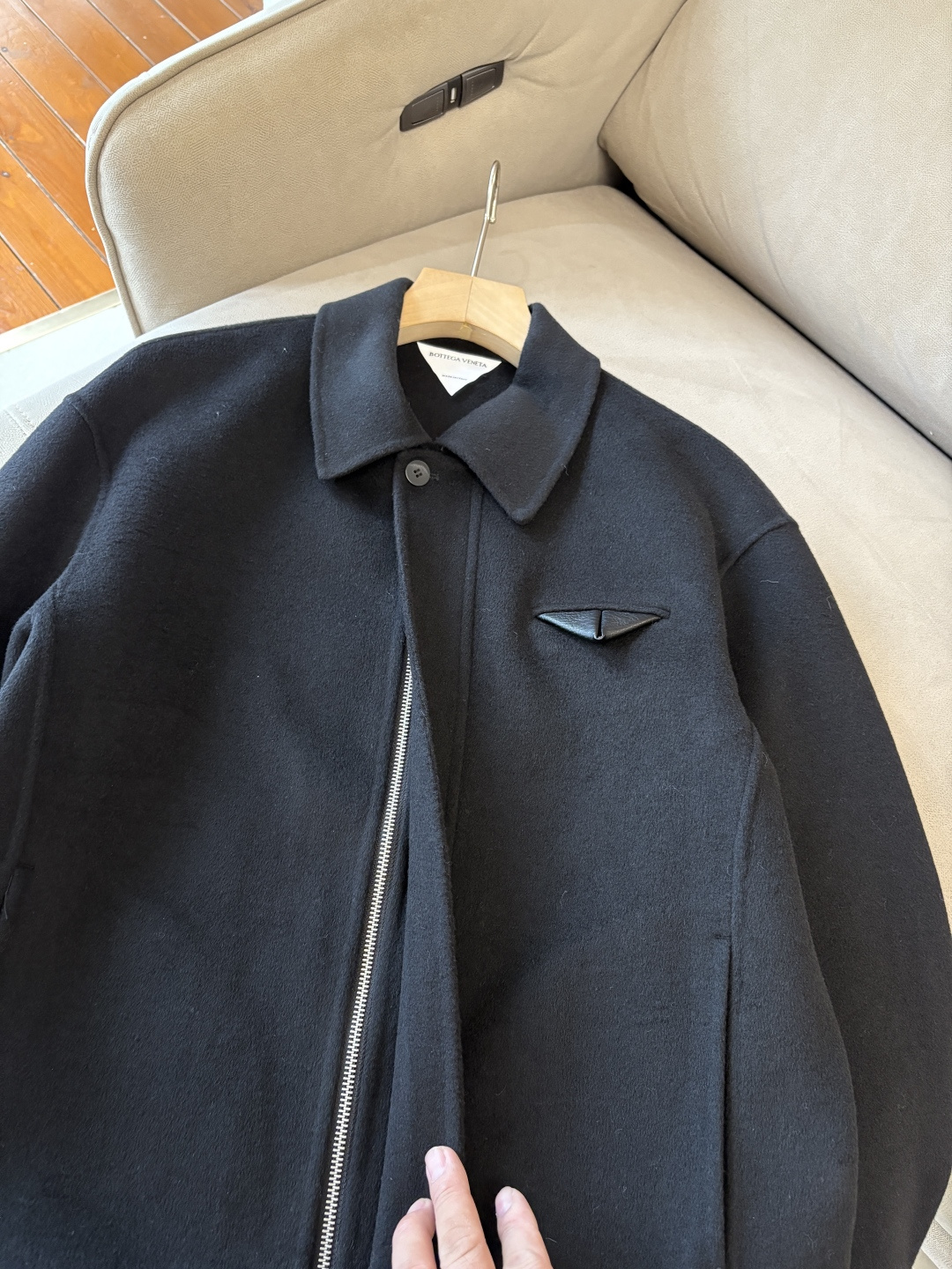 B V100%羊毛大衣：演绎冬日的优雅与温暖】冬日的风，带着凛冽与寒意，却也吹来了时尚的契机。当经典的人