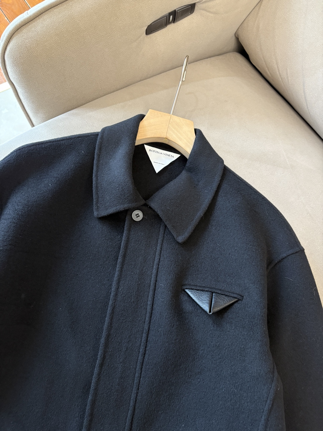 B V100%羊毛大衣：演绎冬日的优雅与温暖】冬日的风，带着凛冽与寒意，却也吹来了时尚的契机。当经典的人