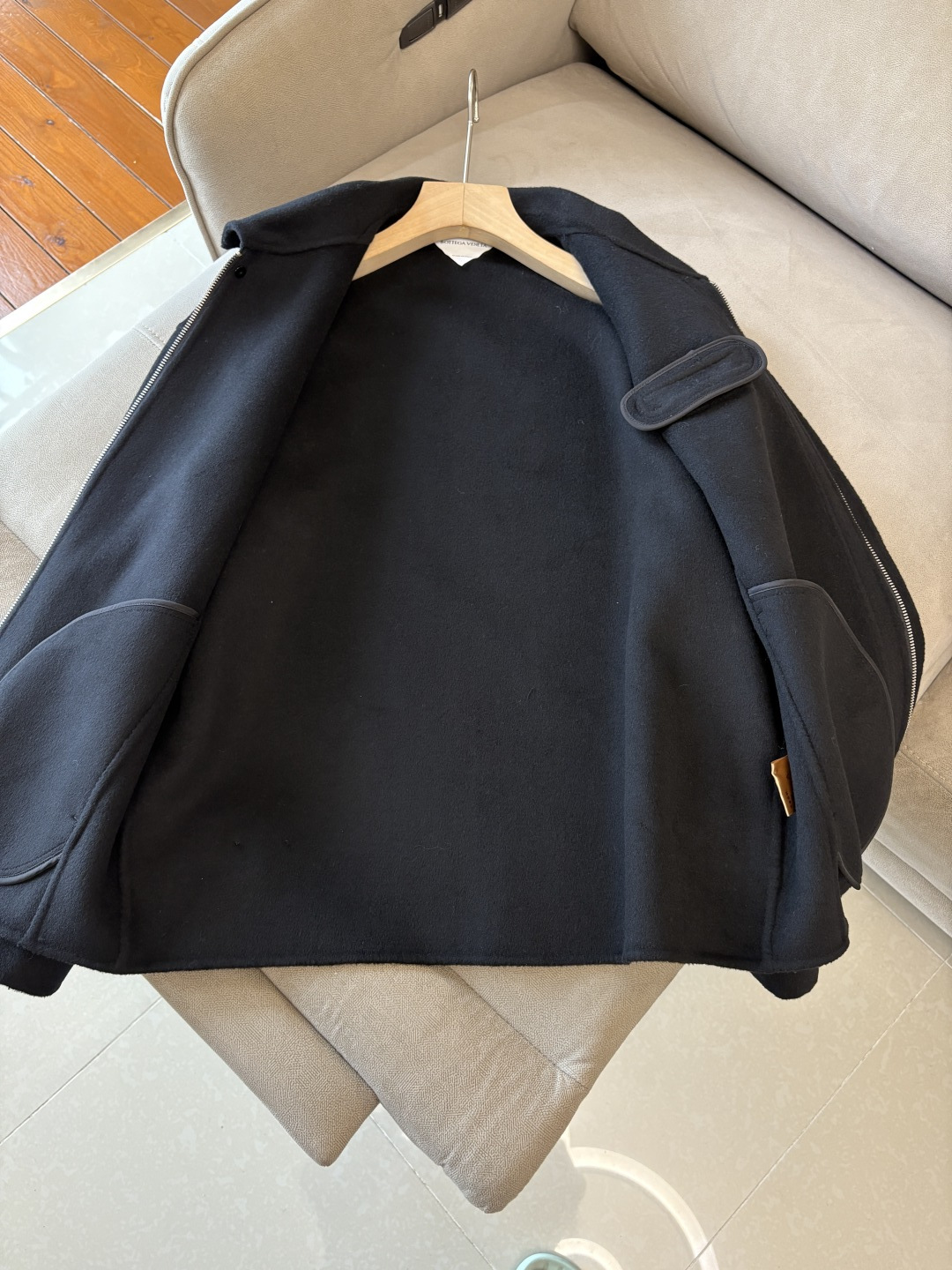 B V100%羊毛大衣：演绎冬日的优雅与温暖】冬日的风，带着凛冽与寒意，却也吹来了时尚的契机。当经典的人