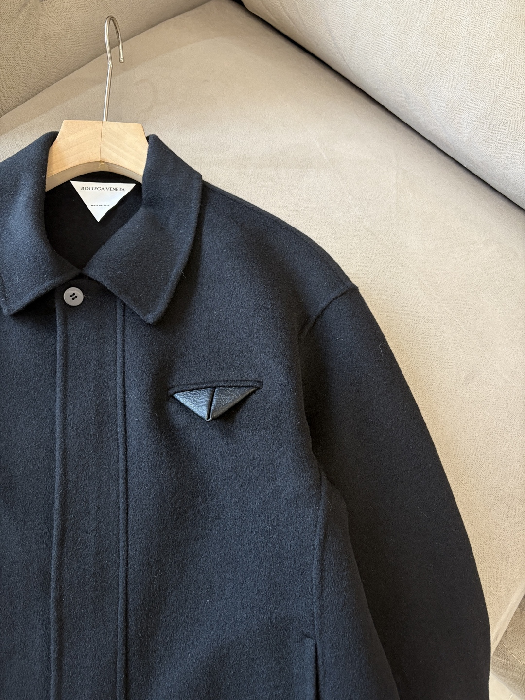 B V100%羊毛大衣：演绎冬日的优雅与温暖】冬日的风，带着凛冽与寒意，却也吹来了时尚的契机。当经典的人