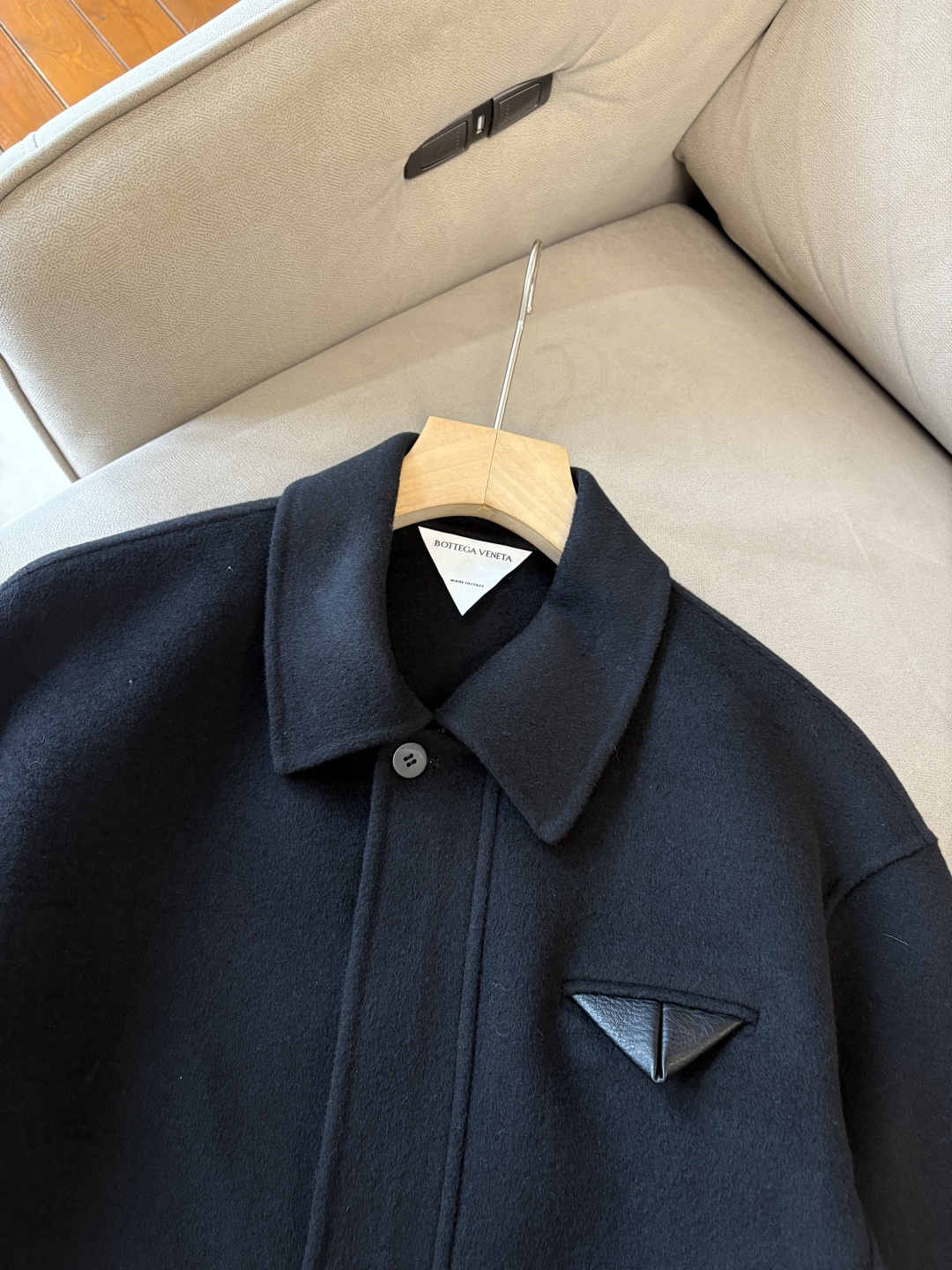 B V100%羊毛大衣：演绎冬日的优雅与温暖】冬日的风，带着凛冽与寒意，却也吹来了时尚的契机。当经典的人