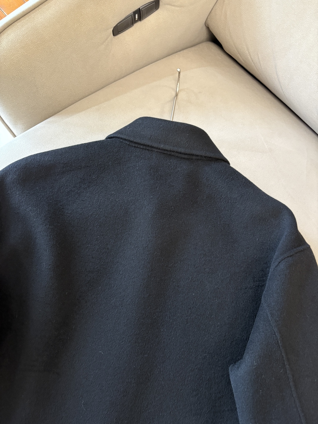 B V100%羊毛大衣：演绎冬日的优雅与温暖】冬日的风，带着凛冽与寒意，却也吹来了时尚的契机。当经典的人